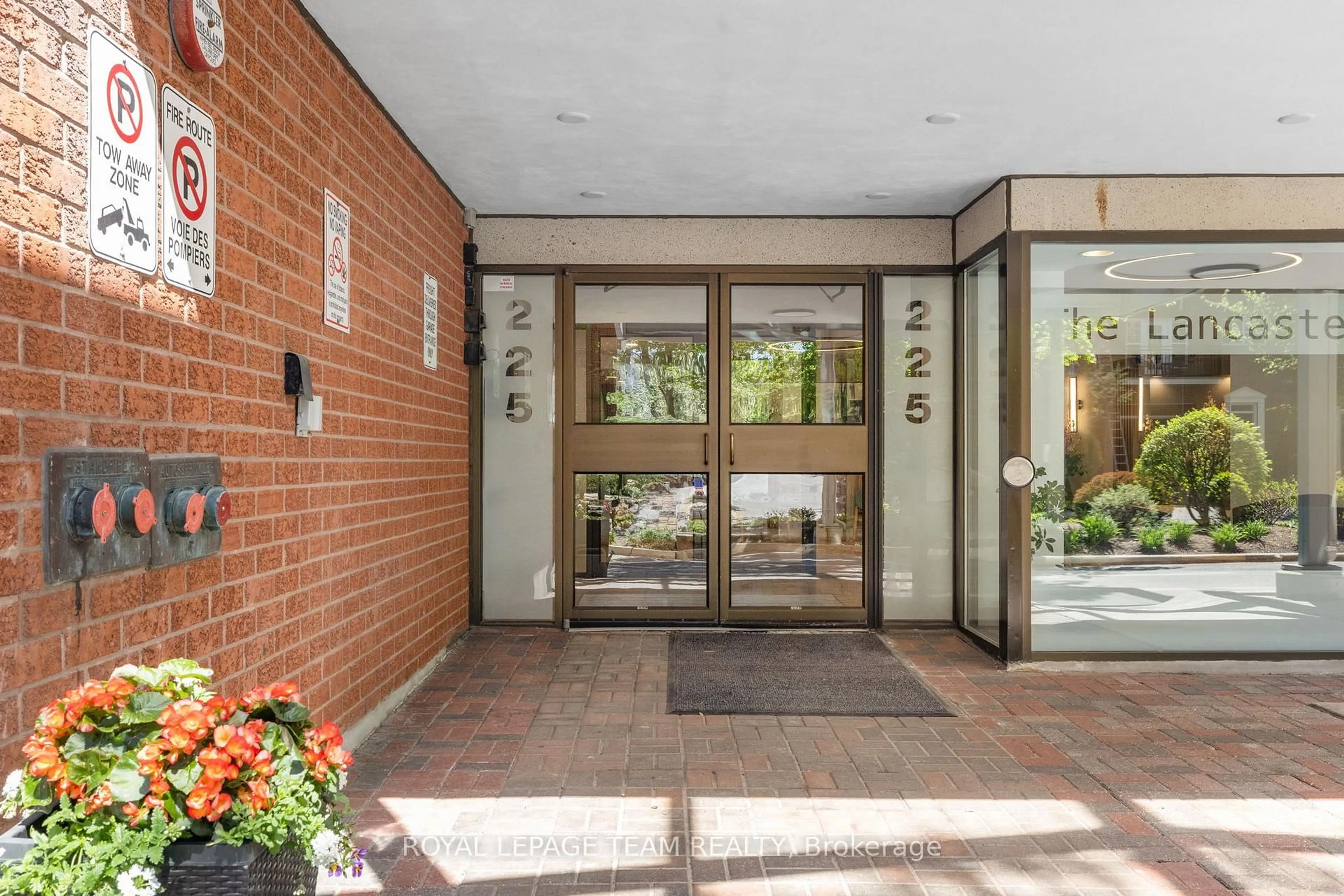Indoor foyer for 225 Alvin Rd #301, Ottawa Ontario K1K 4H6