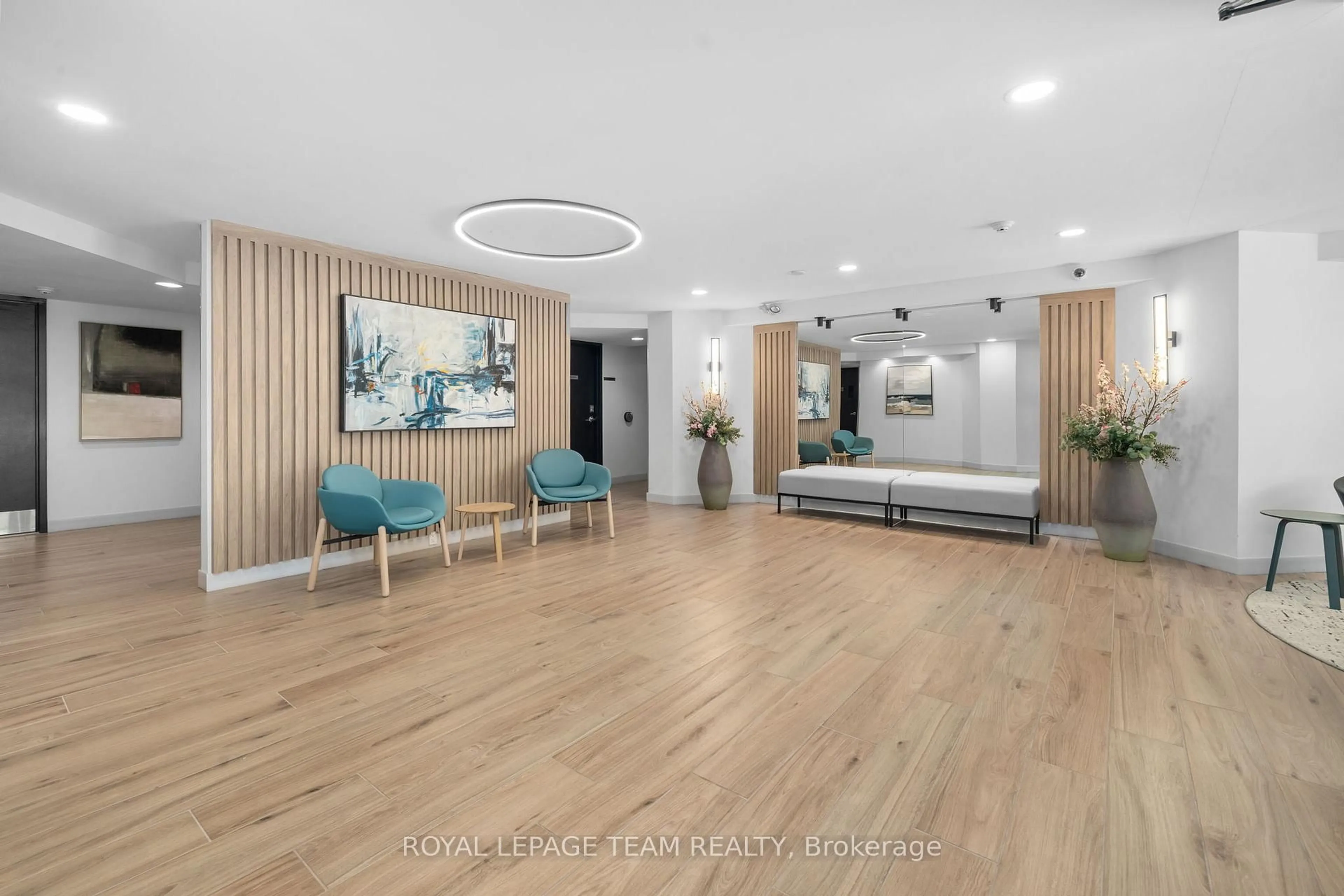 Indoor foyer for 225 Alvin Rd #301, Ottawa Ontario K1K 4H6