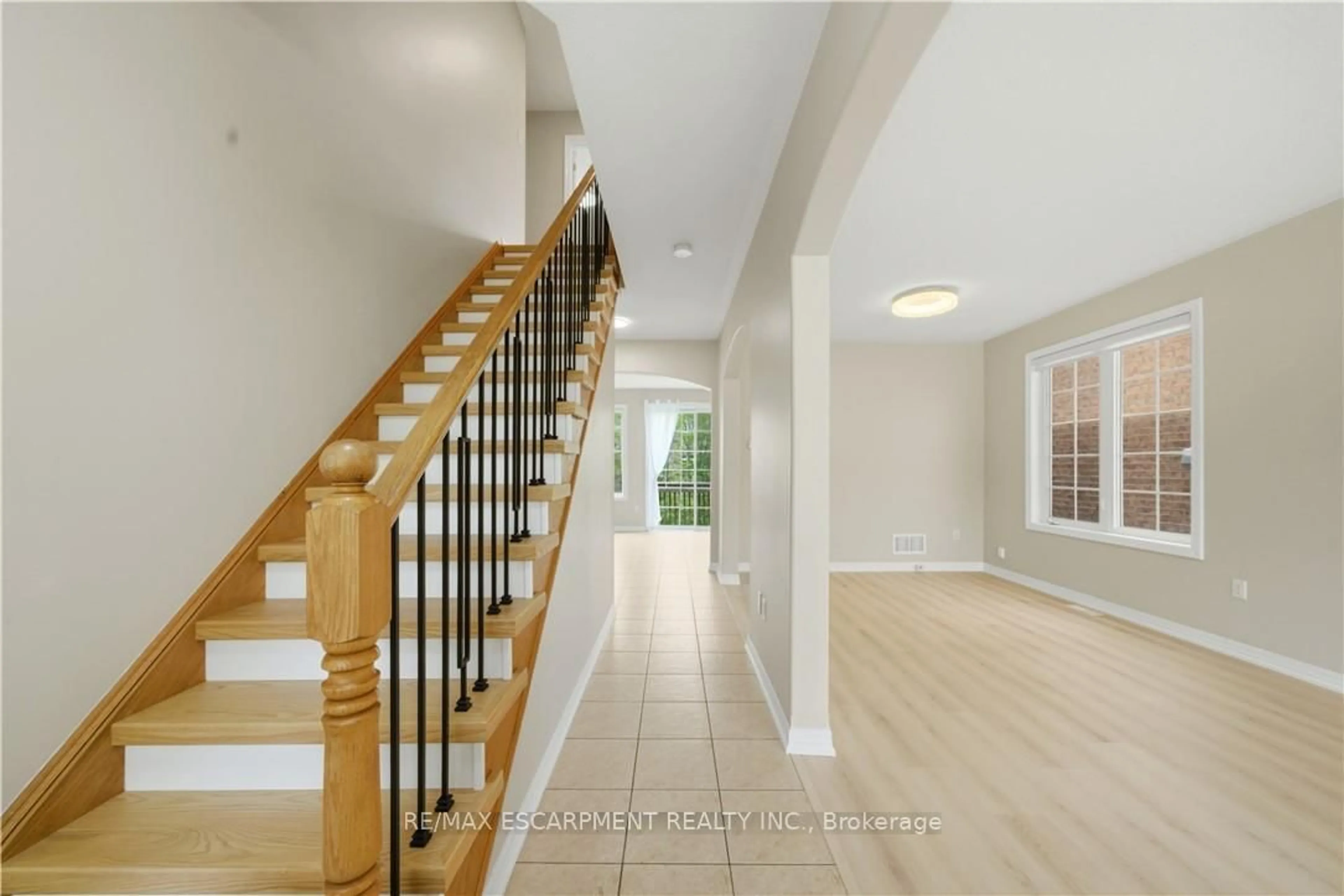Indoor entryway for 148 Montreal Circ, Hamilton Ontario L8E 0C8