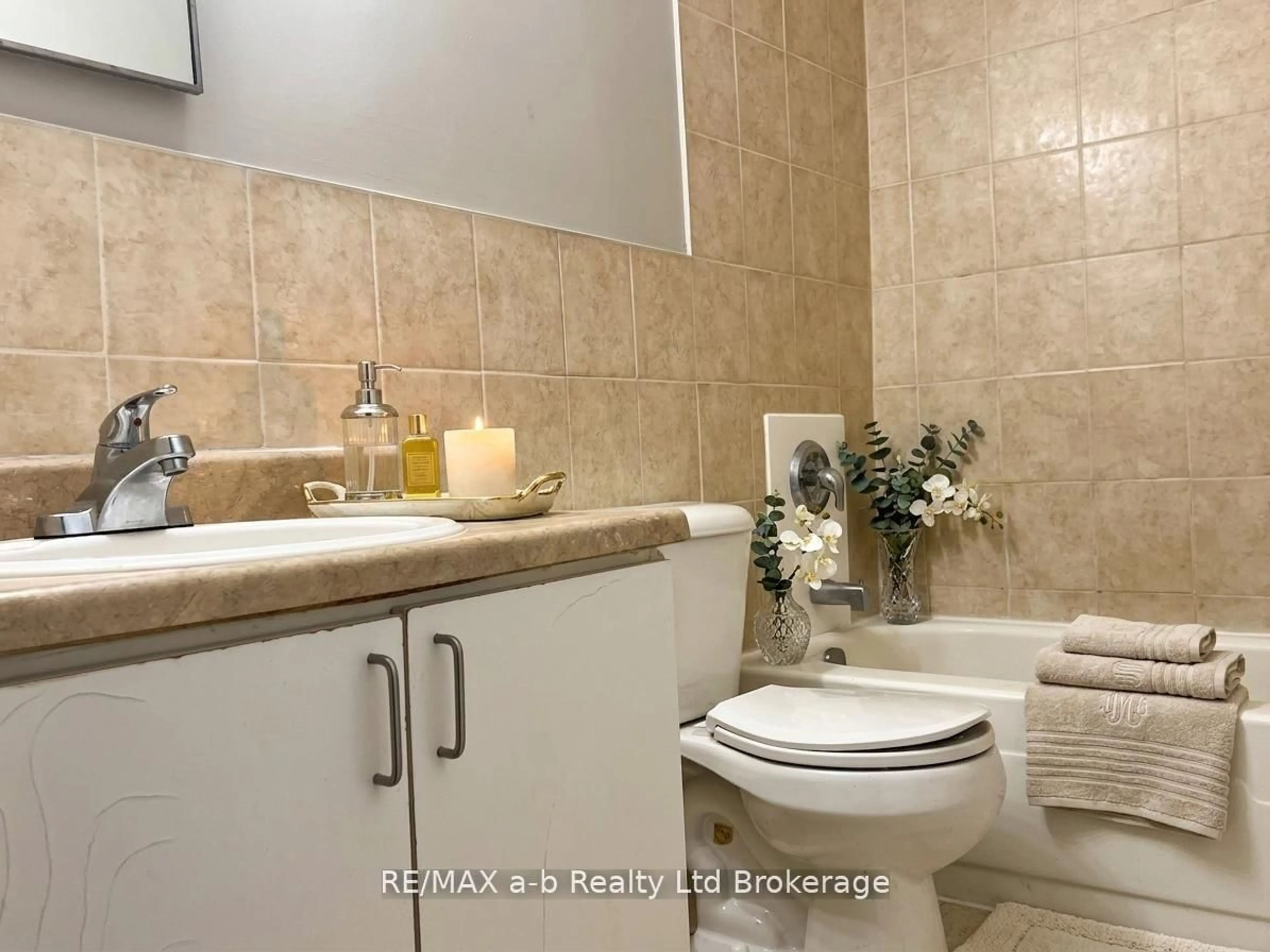 Standard bathroom, ceramic/tile floor for 583 Mornington Ave #501, London East Ontario N5Y 3E9