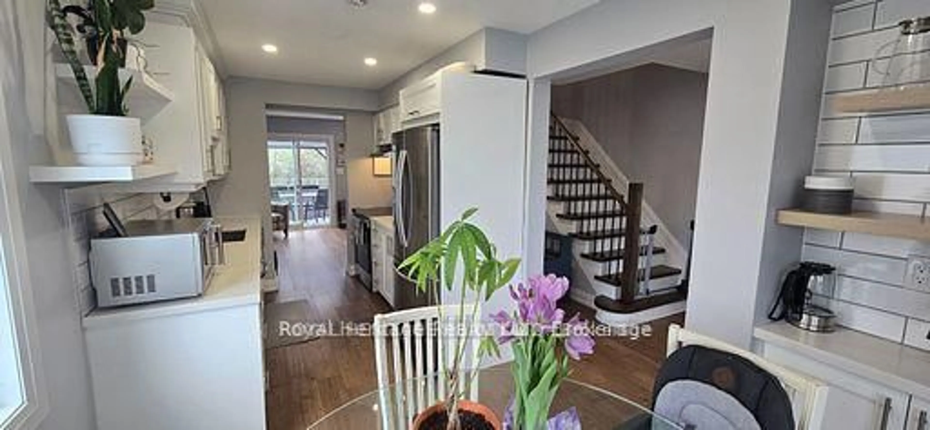 Indoor entryway for 20 Nina Crt, Cavan Monaghan Ontario L0A 1G0
