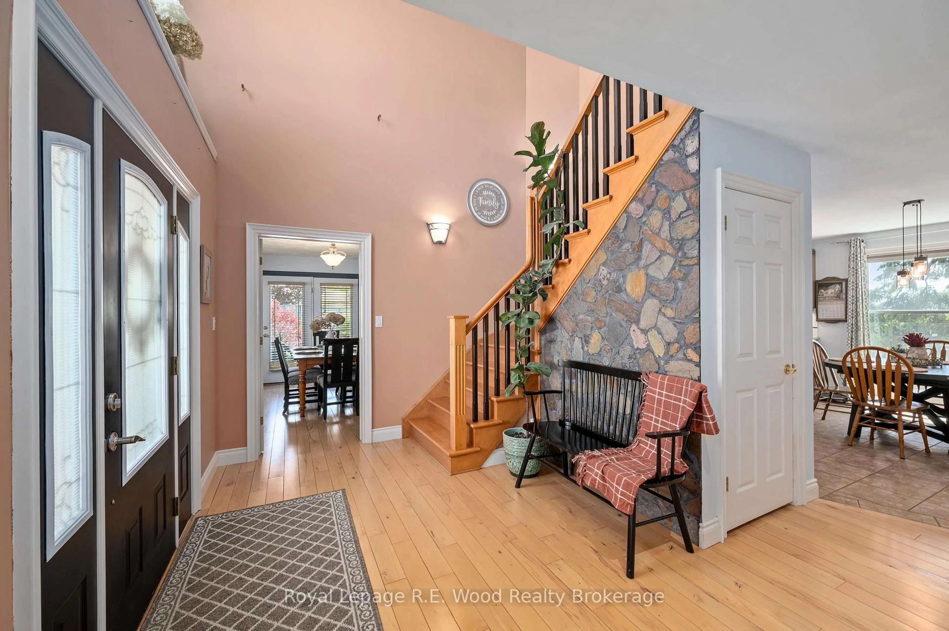 Indoor entryway for 29 Woodside Dr, Tillsonburg Ontario N4G 5P9