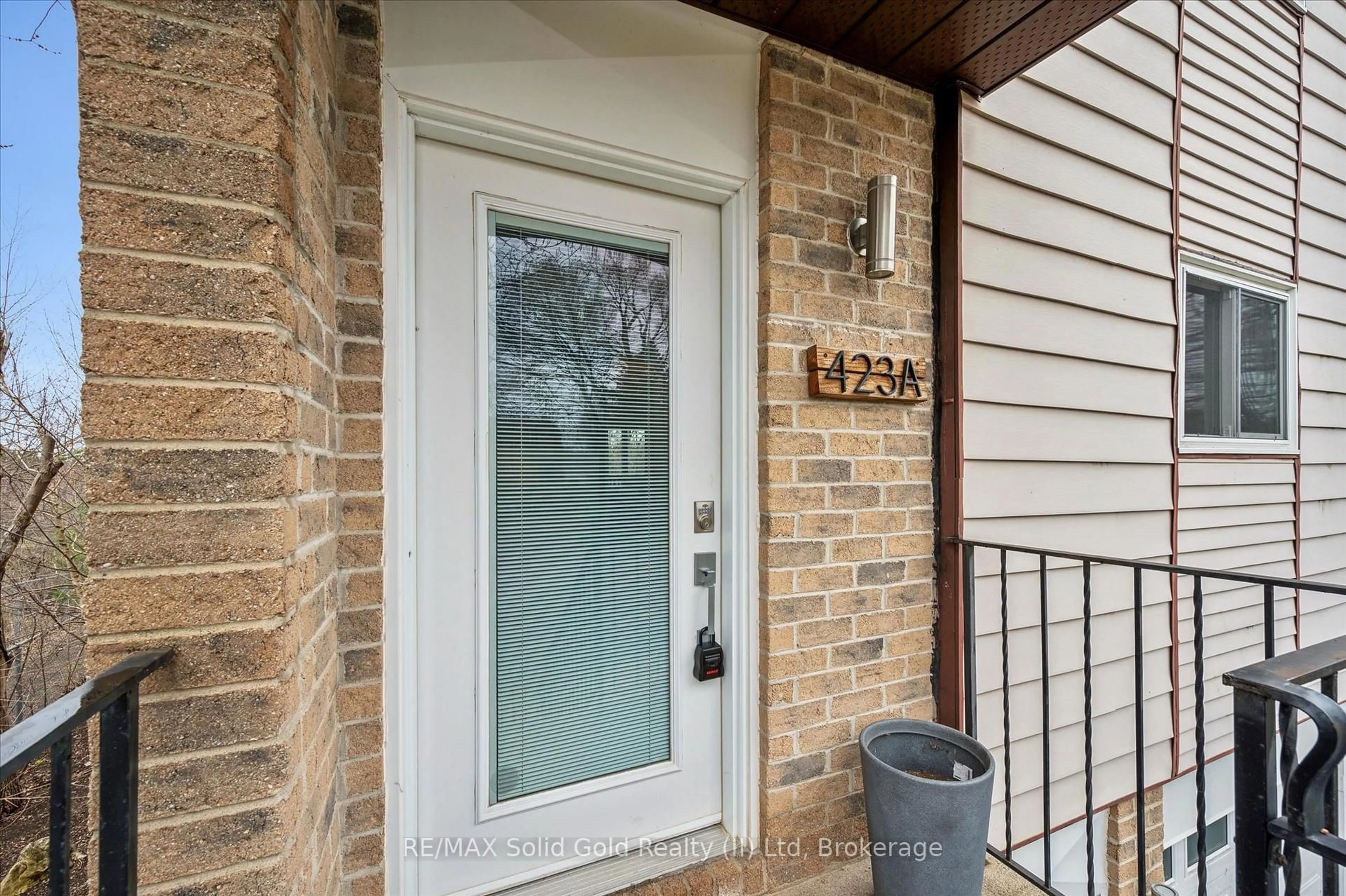 Indoor entryway for 423 Cadbury Crt #A, Waterloo Ontario N2K 3G7
