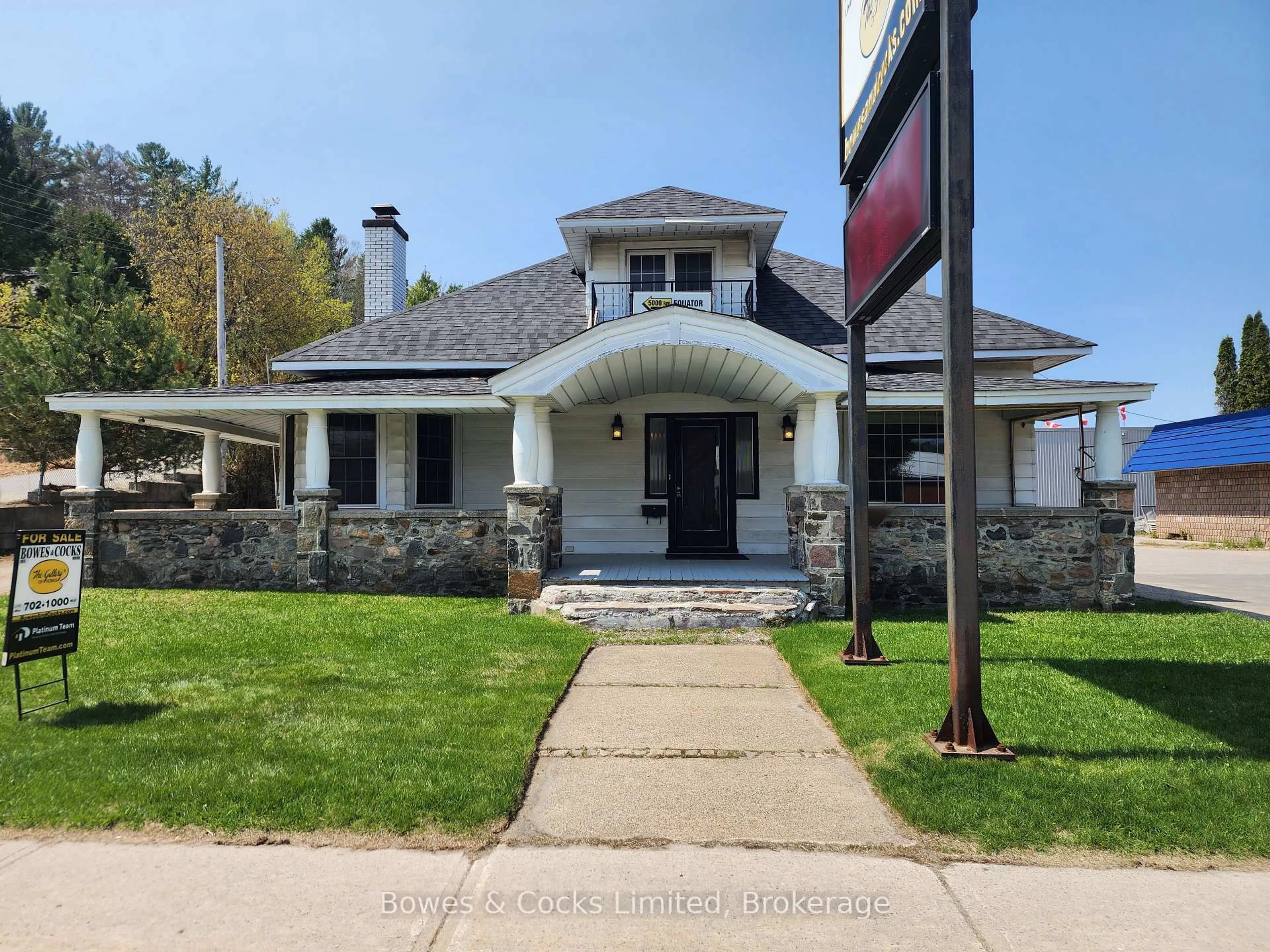 Home with vinyl exterior material, street for 124 Maple Ave, Dysart et al Ontario K0M 1S0