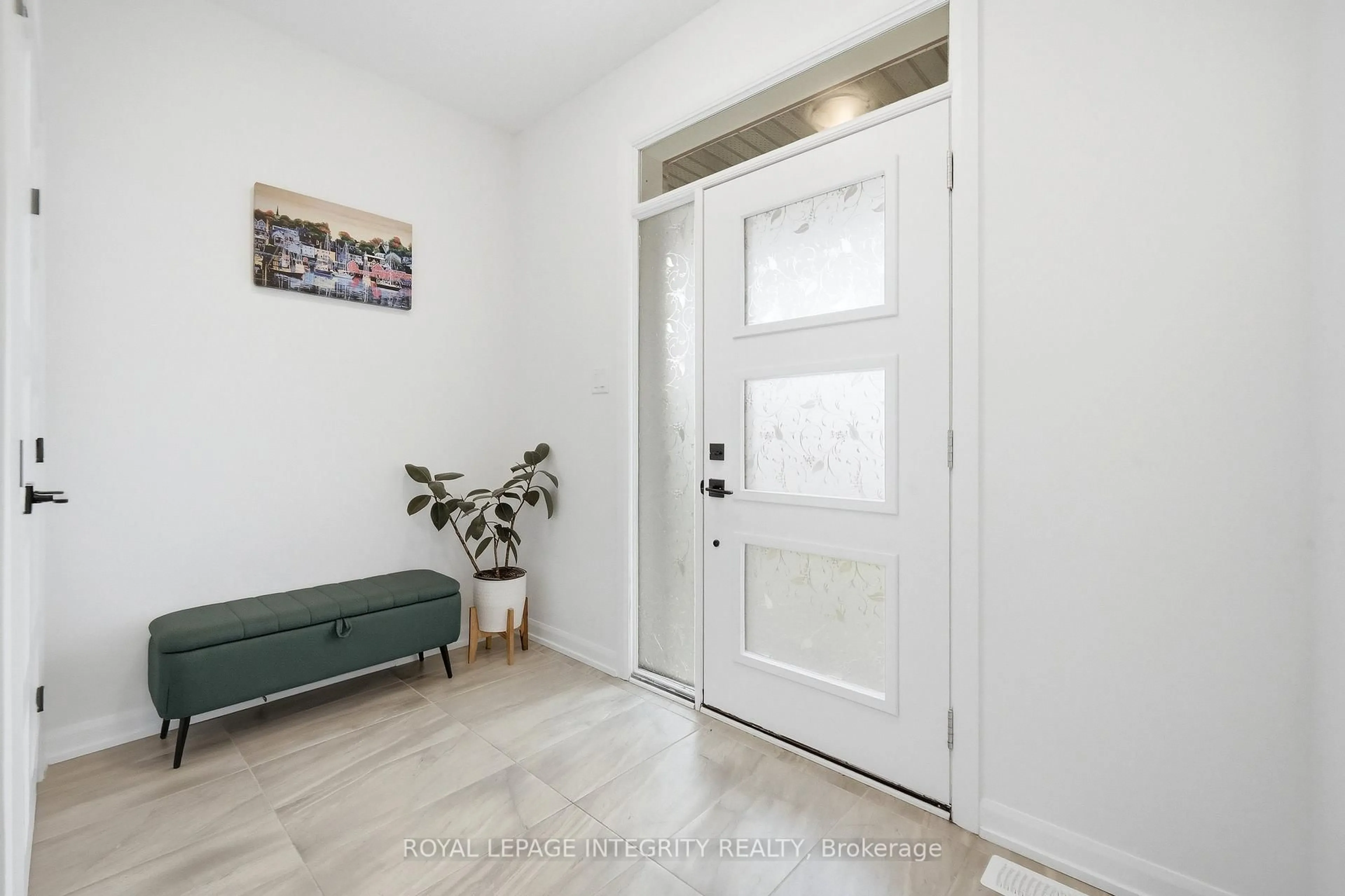 Indoor entryway for 1161 Diamond St, Clarence-Rockland Ontario K4K 0L9