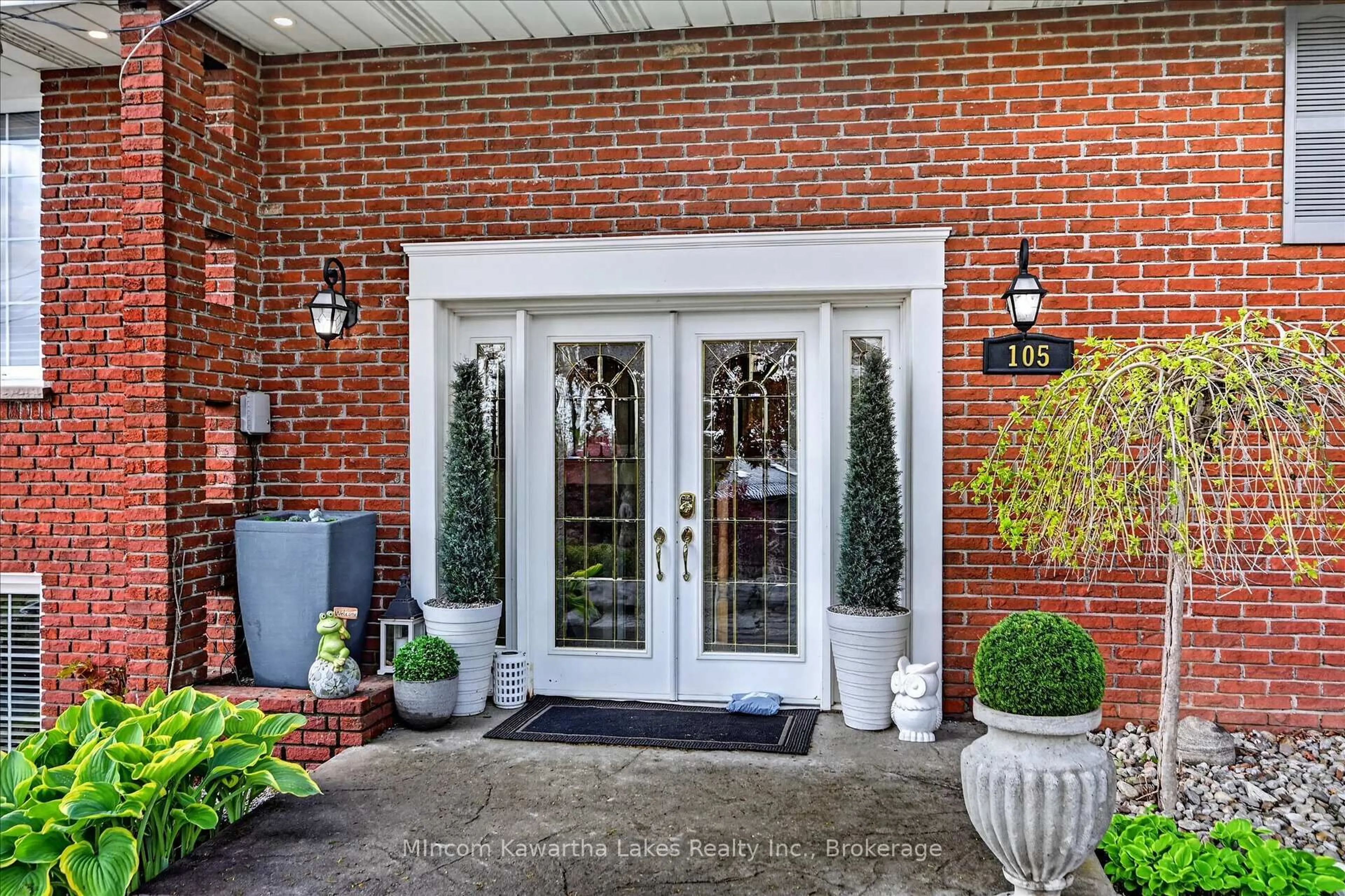 Indoor entryway for 105 Ridgewood Rd, Peterborough Ontario K9J 1P2