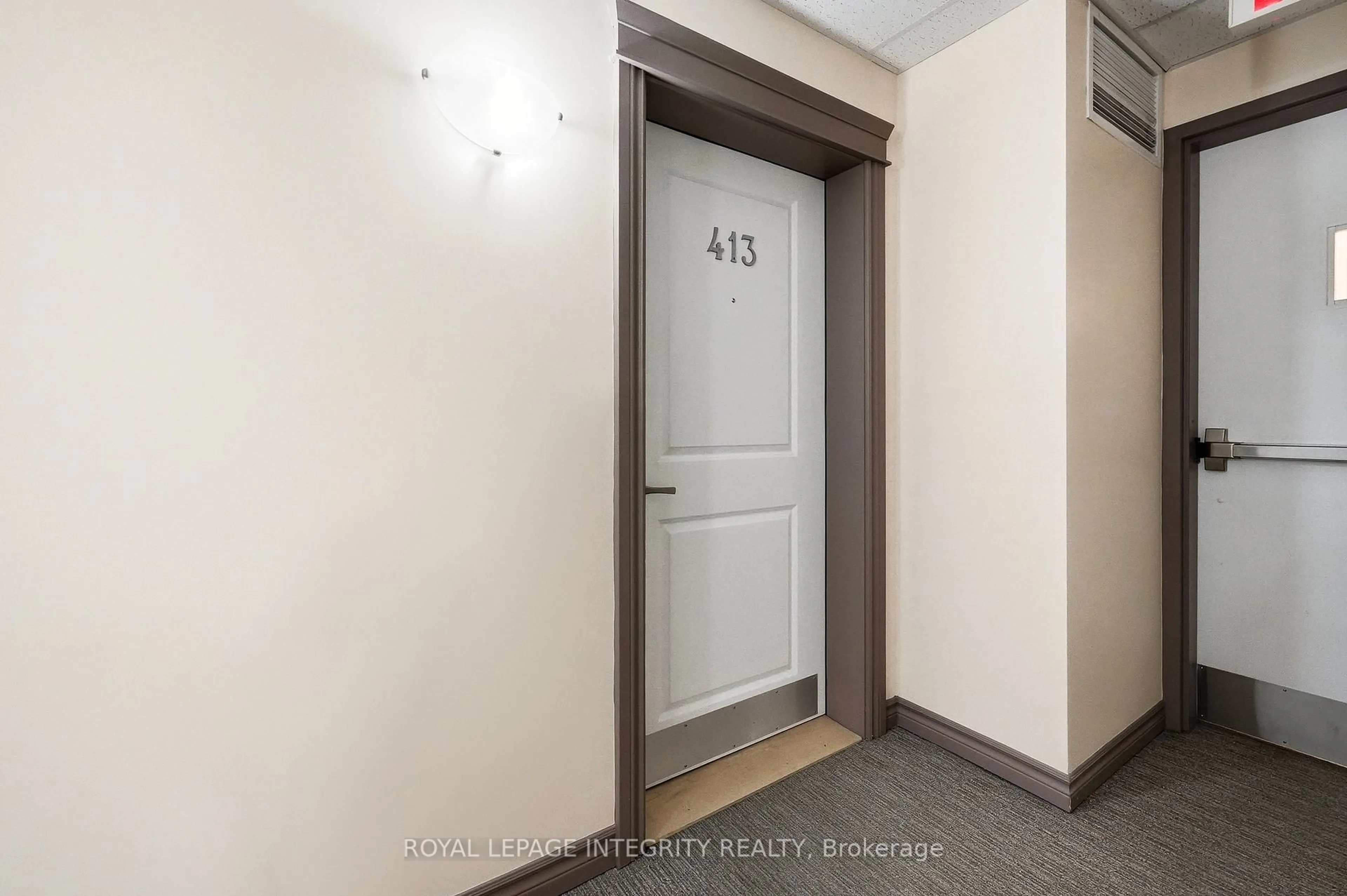 Indoor foyer for 141 Potts Private #413, Ottawa Ontario K4A 0X9
