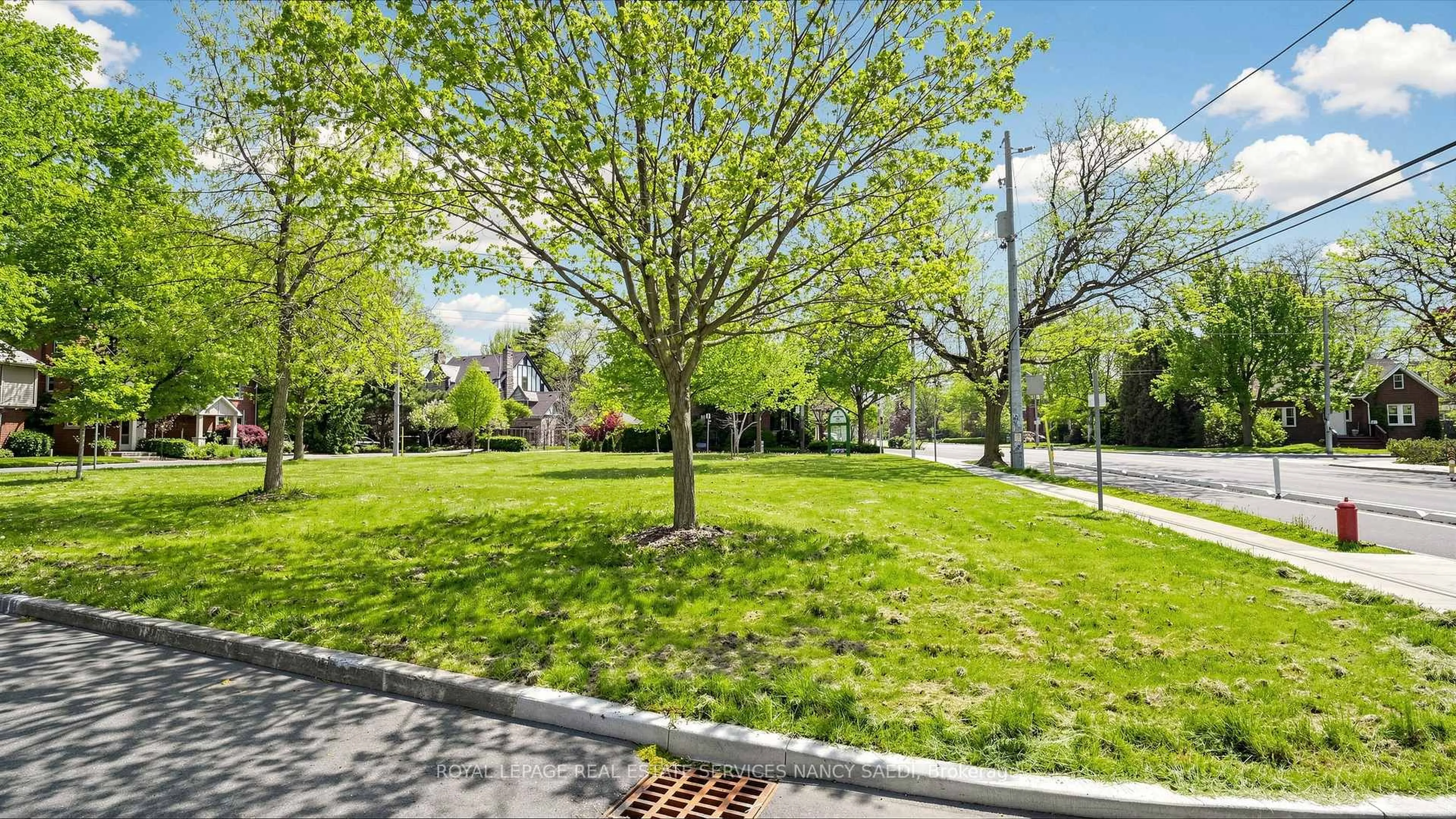 A pic from outside/outdoor area/front of a property/back of a property/a pic from drone, street for 3 Oakwood Pl, Hamilton Ontario L8S 4C9