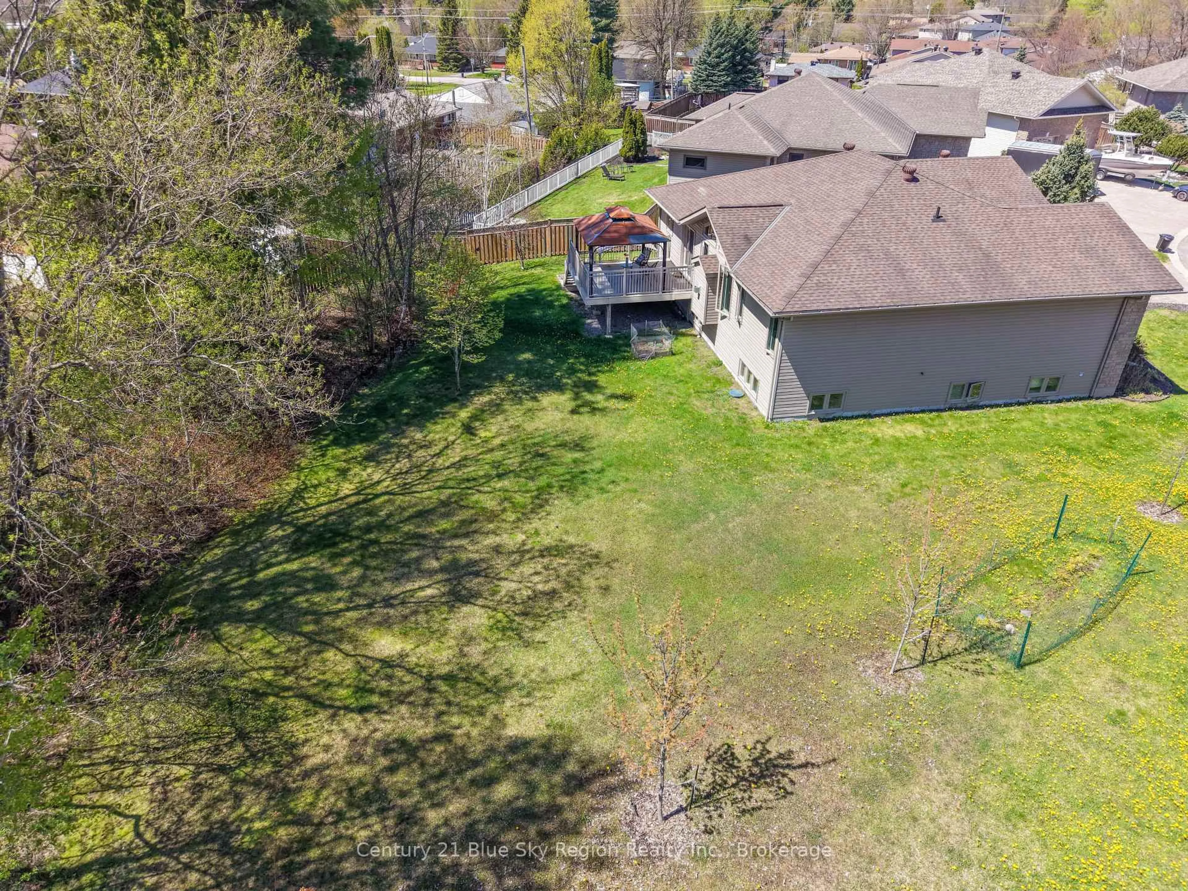 A pic from outside/outdoor area/front of a property/back of a property/a pic from drone, unknown for 10 Linden Lane, North Bay Ontario P1B 0A1