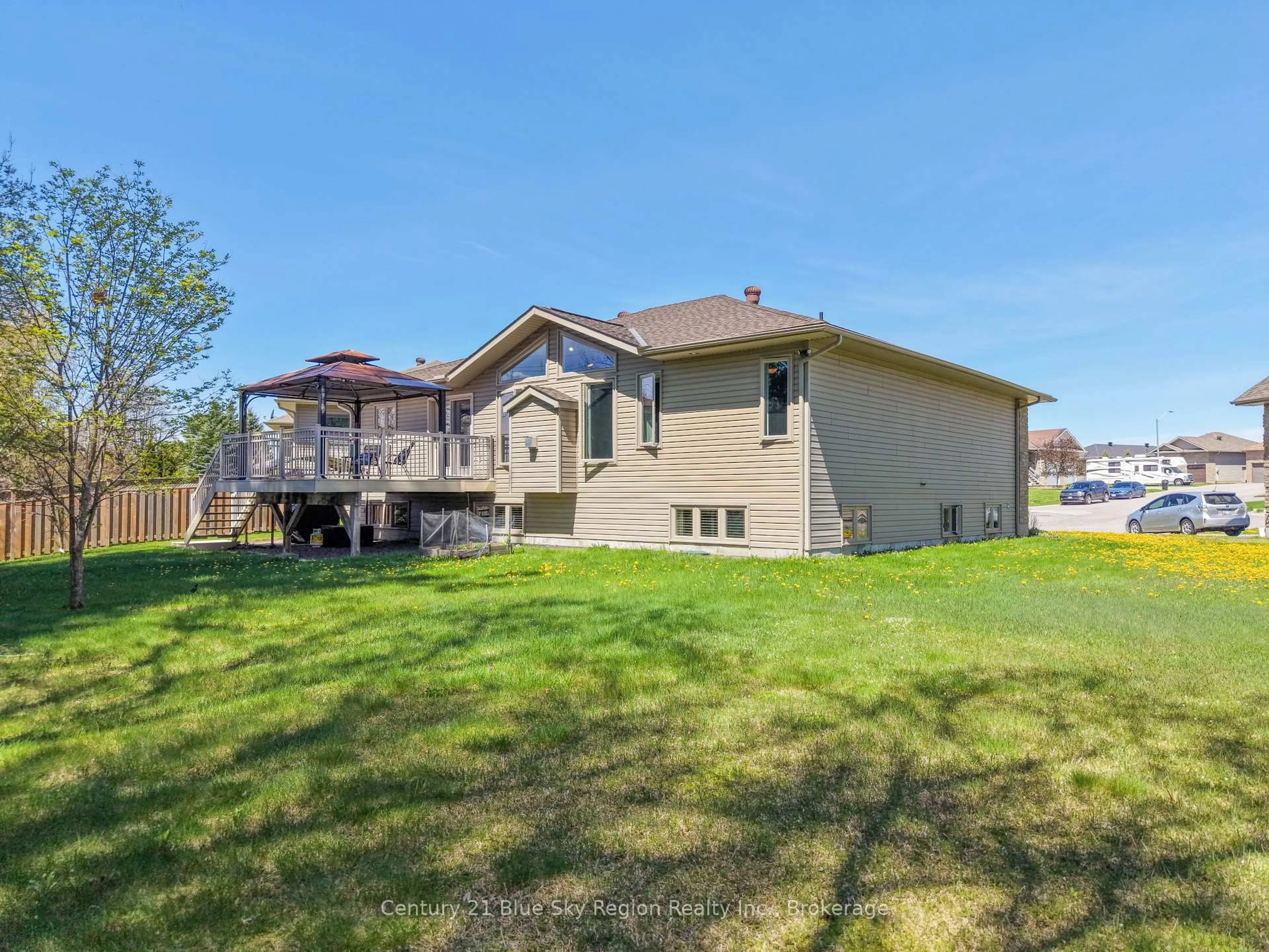 A pic from outside/outdoor area/front of a property/back of a property/a pic from drone, unknown for 10 Linden Lane, North Bay Ontario P1B 0A1
