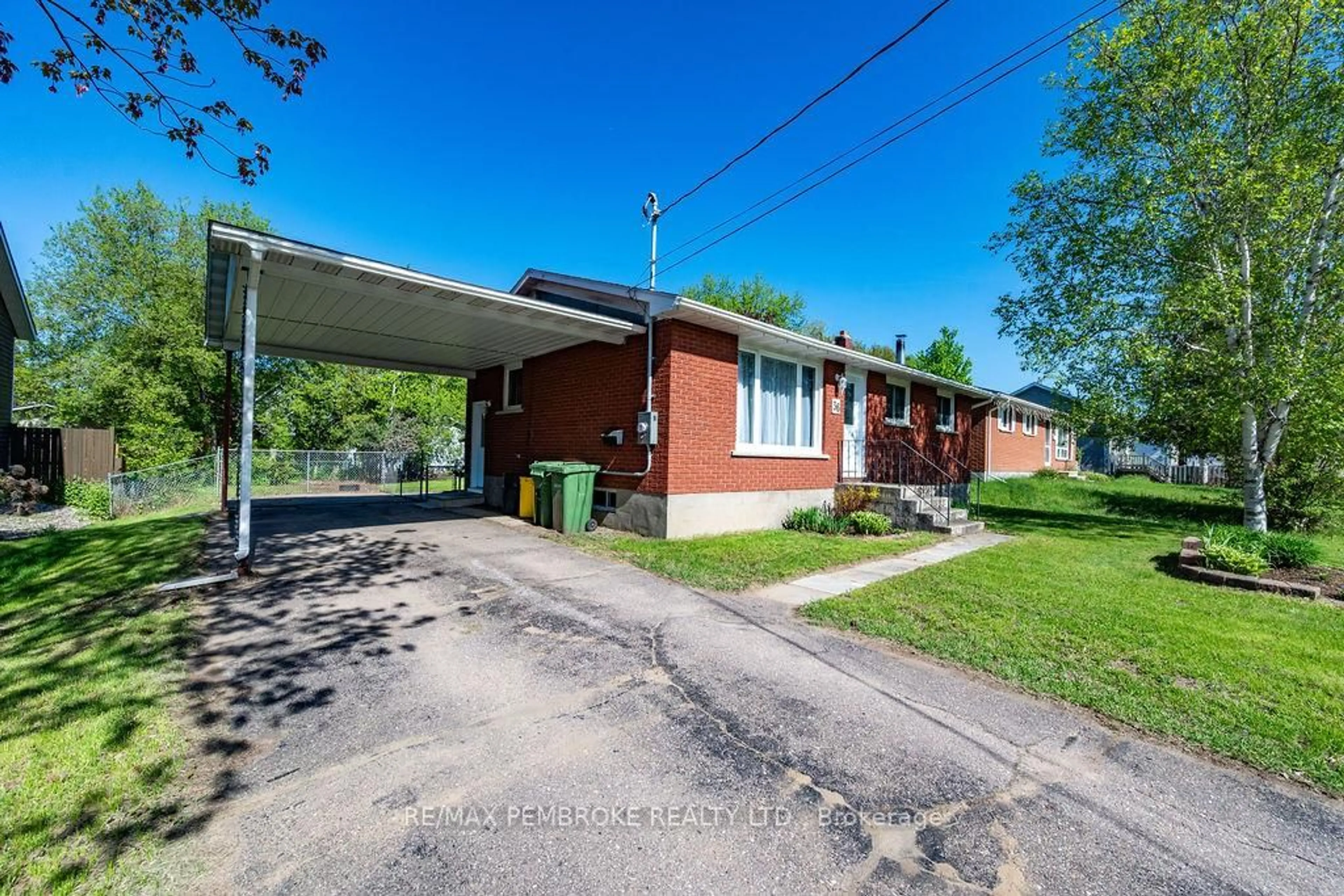 A pic from outside/outdoor area/front of a property/back of a property/a pic from drone, street for 36 Selkirk St, Petawawa Ontario K8H 1P2