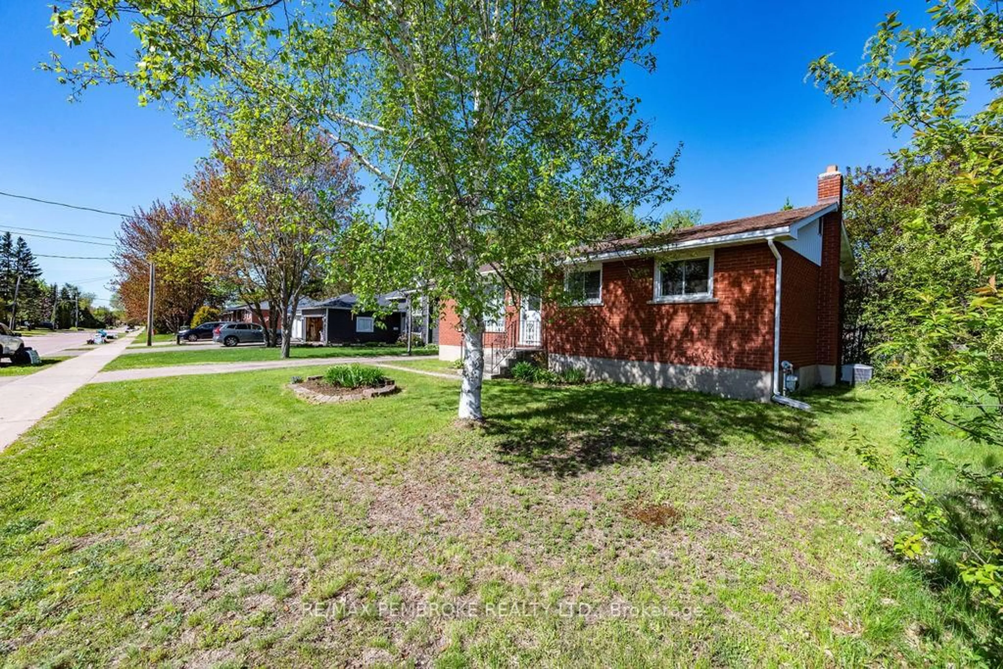 A pic from outside/outdoor area/front of a property/back of a property/a pic from drone, street for 36 Selkirk St, Petawawa Ontario K8H 1P2