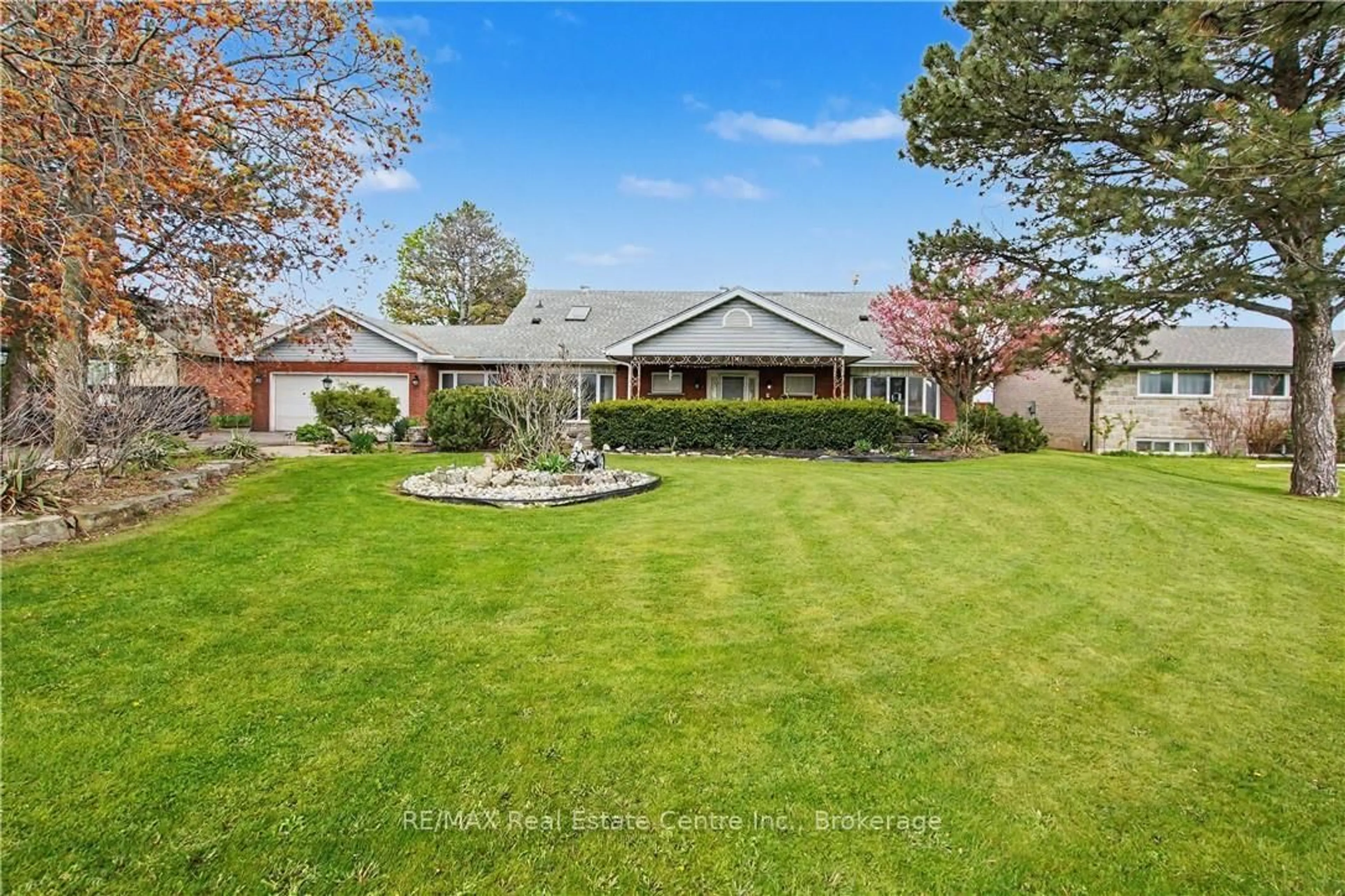 A pic from outside/outdoor area/front of a property/back of a property/a pic from drone, unknown for 1061 North Service Rd, Hamilton Ontario L8E 5C8