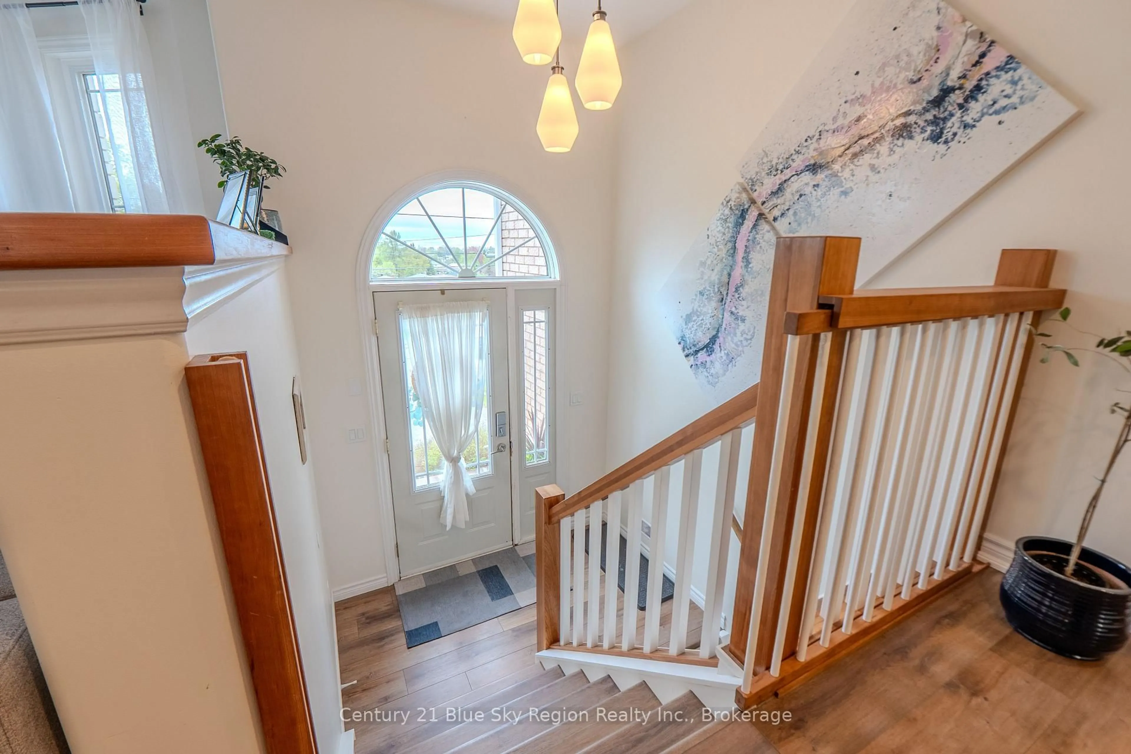Indoor entryway for 65 BELLEVIEW Cres, North Bay Ontario P1B 8V2