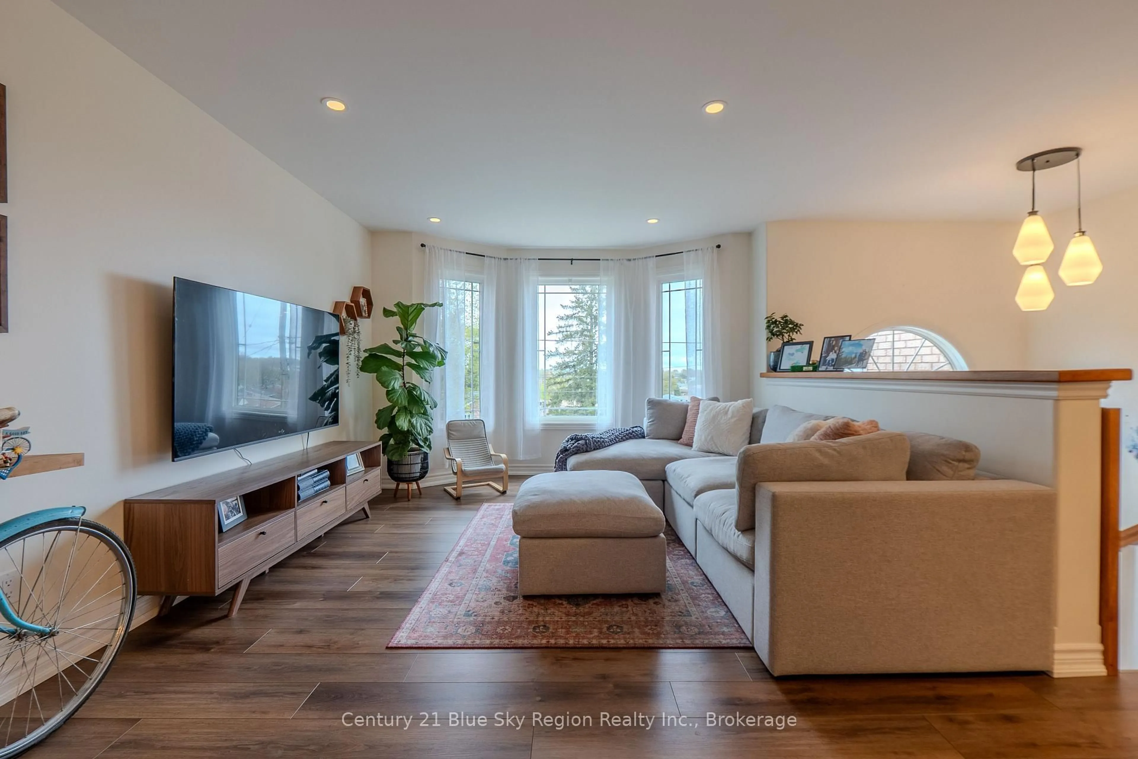 Living room with furniture, wood/laminate floor for 65 BELLEVIEW Cres, North Bay Ontario P1B 8V2
