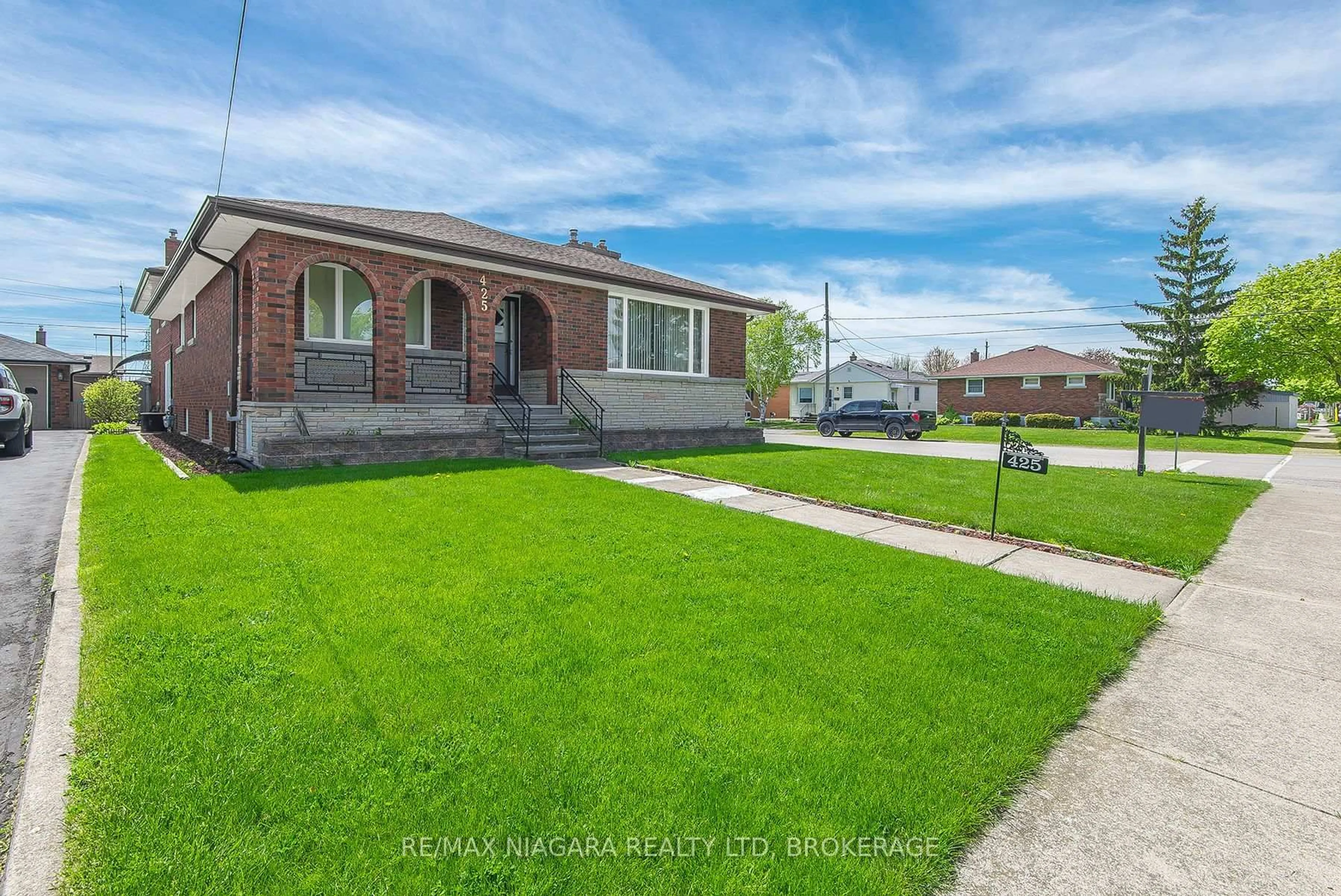 A pic from outside/outdoor area/front of a property/back of a property/a pic from drone, street for 425 Bell St, Port Colborne Ontario L3K 1K3