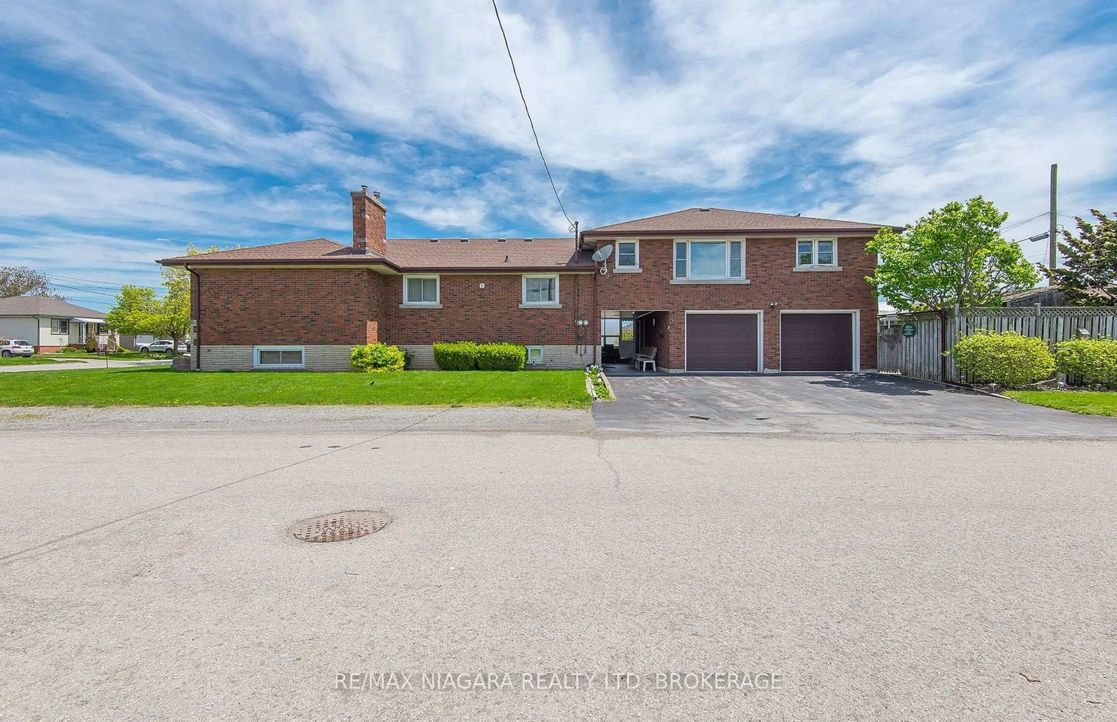A pic from outside/outdoor area/front of a property/back of a property/a pic from drone, street for 425 Bell St, Port Colborne Ontario L3K 1K3