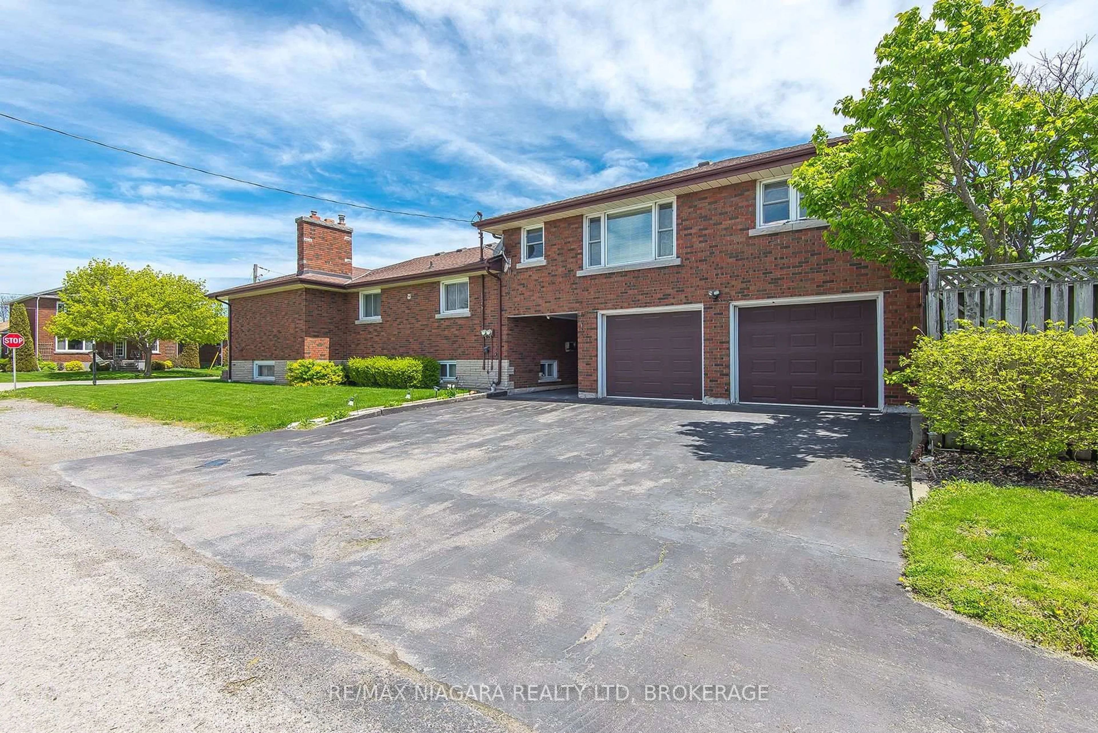 A pic from outside/outdoor area/front of a property/back of a property/a pic from drone, street for 425 Bell St, Port Colborne Ontario L3K 1K3