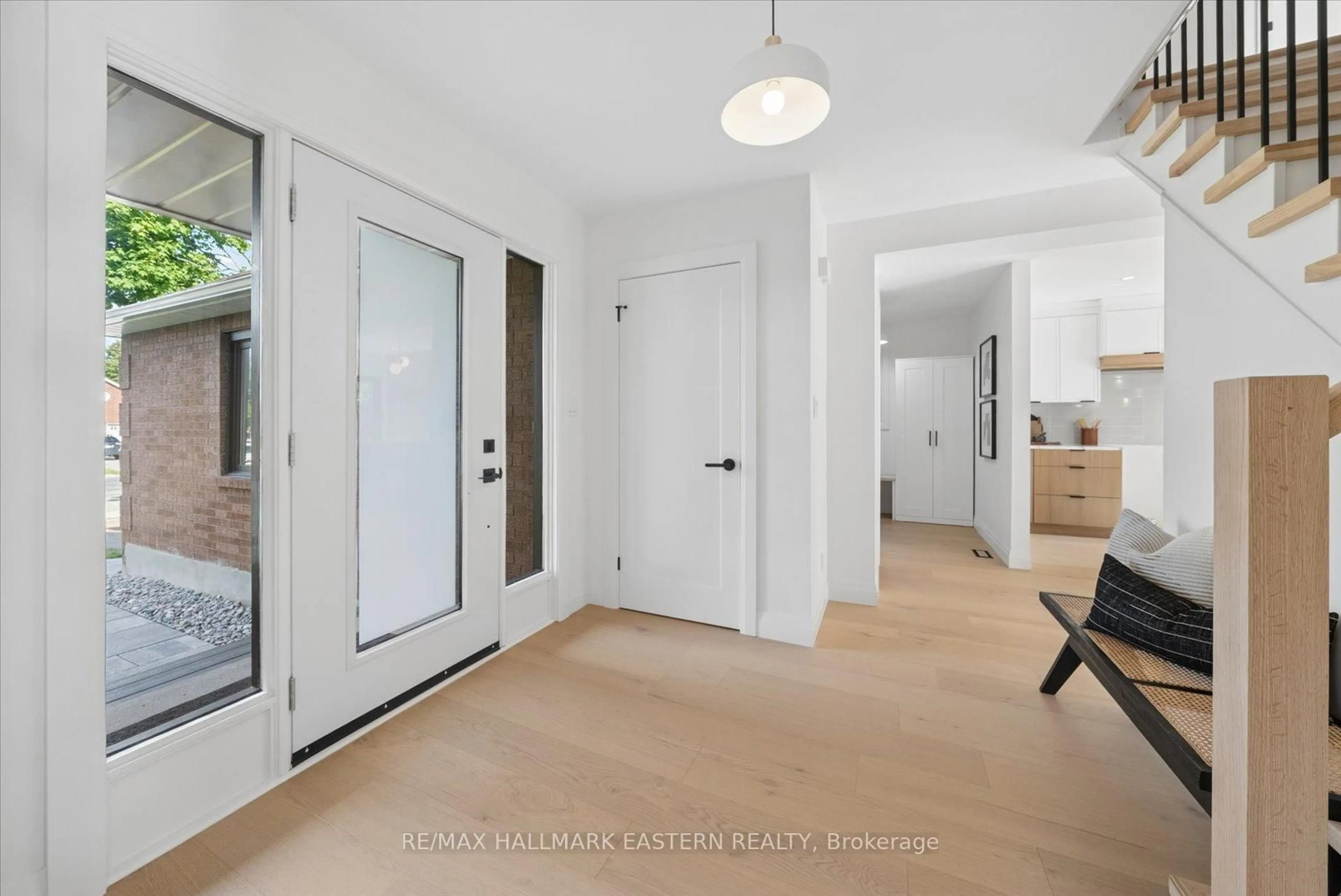 Indoor entryway for 1565 Fair Ave, Peterborough Ontario K9K 1T1