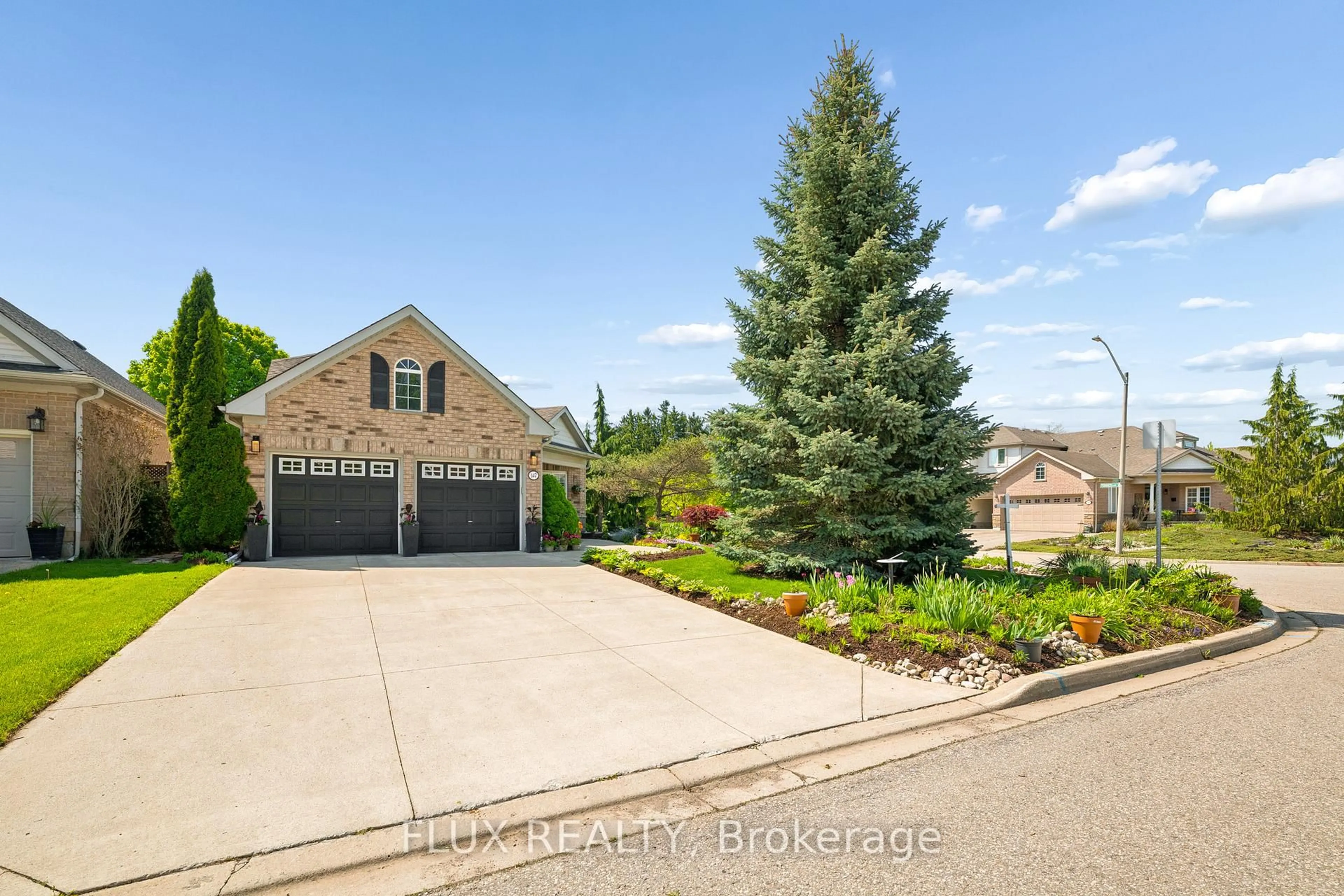 A pic from outside/outdoor area/front of a property/back of a property/a pic from drone, street for 147 Reiber Crt, Waterloo Ontario N2L 6N2