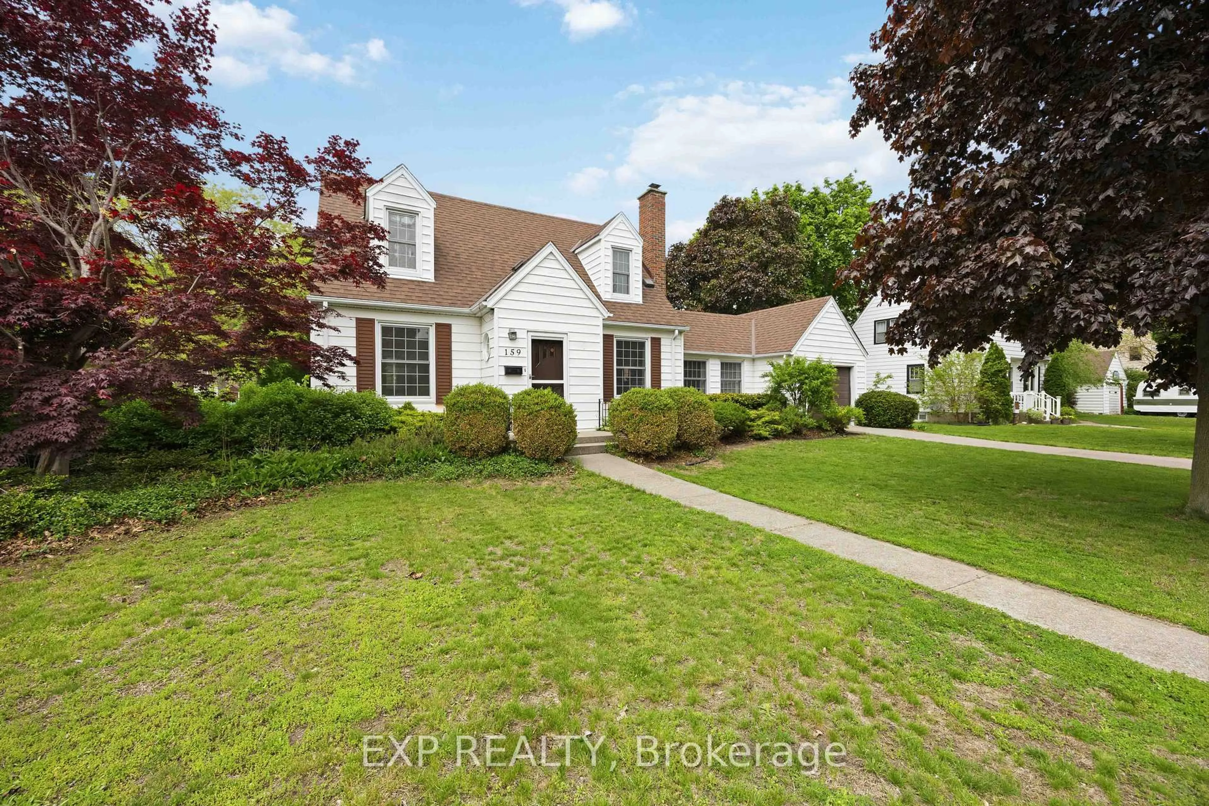 A pic from outside/outdoor area/front of a property/back of a property/a pic from drone, street for 159 Cecil St, Sarnia Ontario N7T 6W6