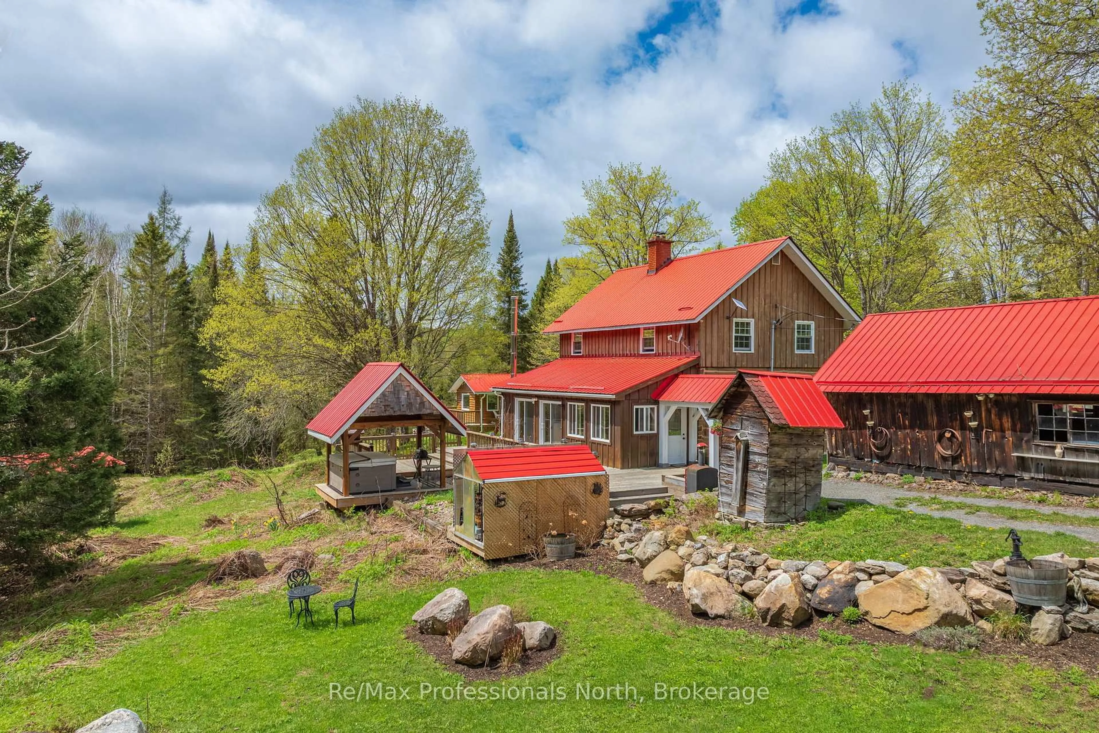 A pic from outside/outdoor area/front of a property/back of a property/a pic from drone, unknown for 3569 Chetwynd Rd, Kearney Ontario P0A 1M0