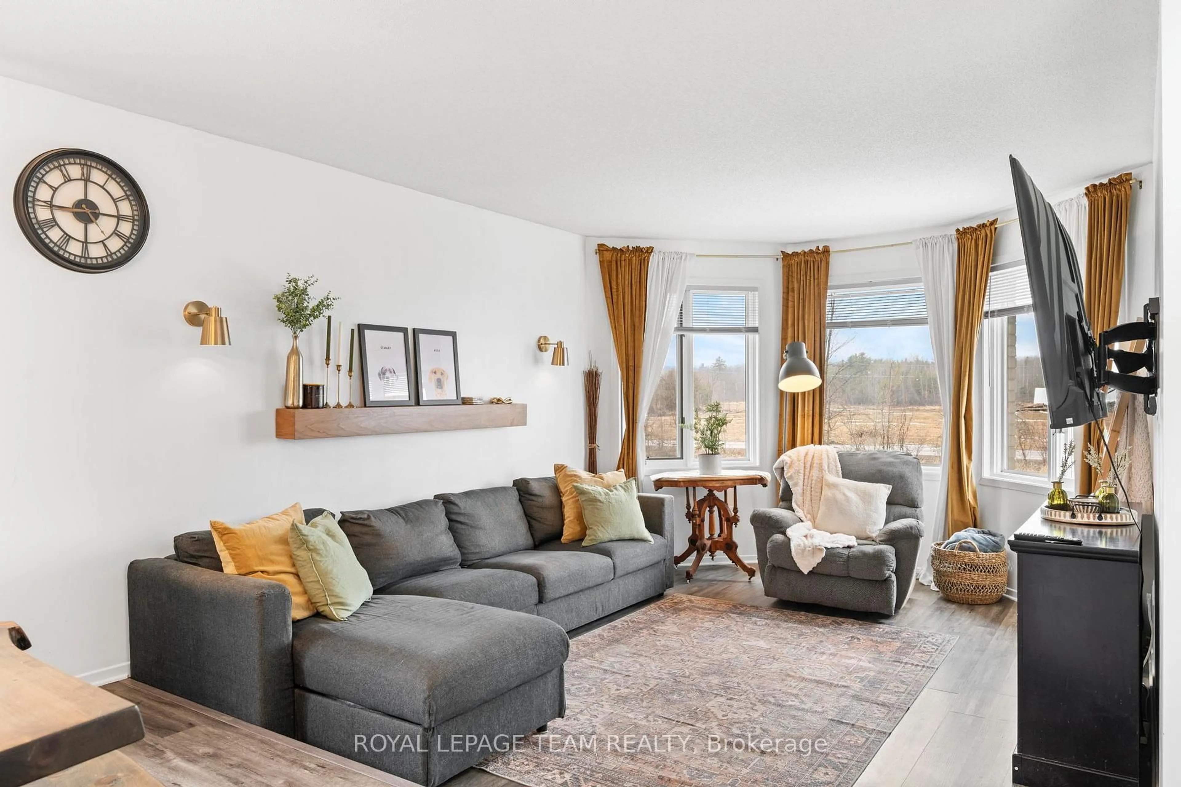 Living room with furniture, unknown for 2090 Old Birch Rd, Fitzroy Harbour Ontario K0A 1X0