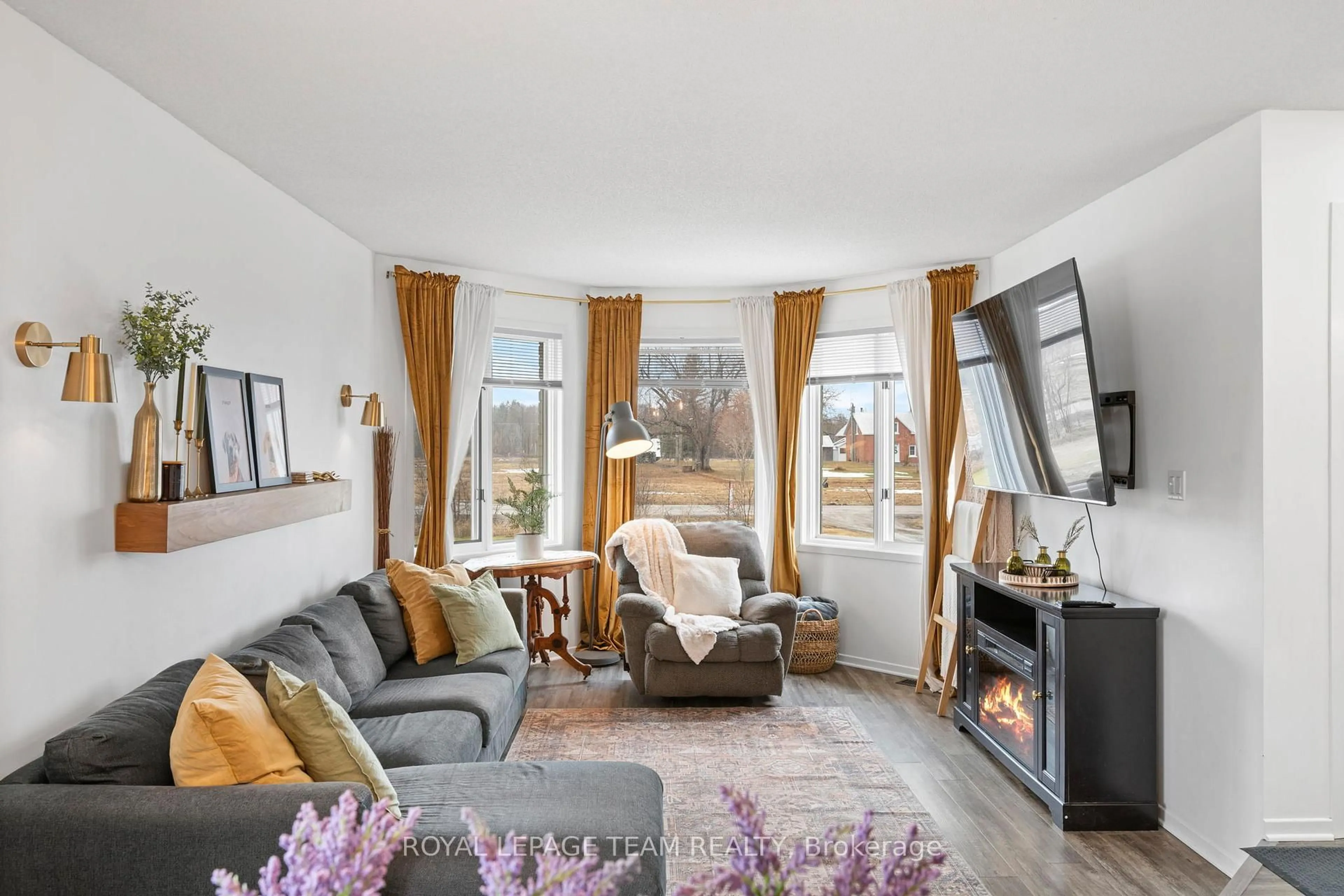 Living room with furniture, unknown for 2090 Old Birch Rd, Fitzroy Harbour Ontario K0A 1X0