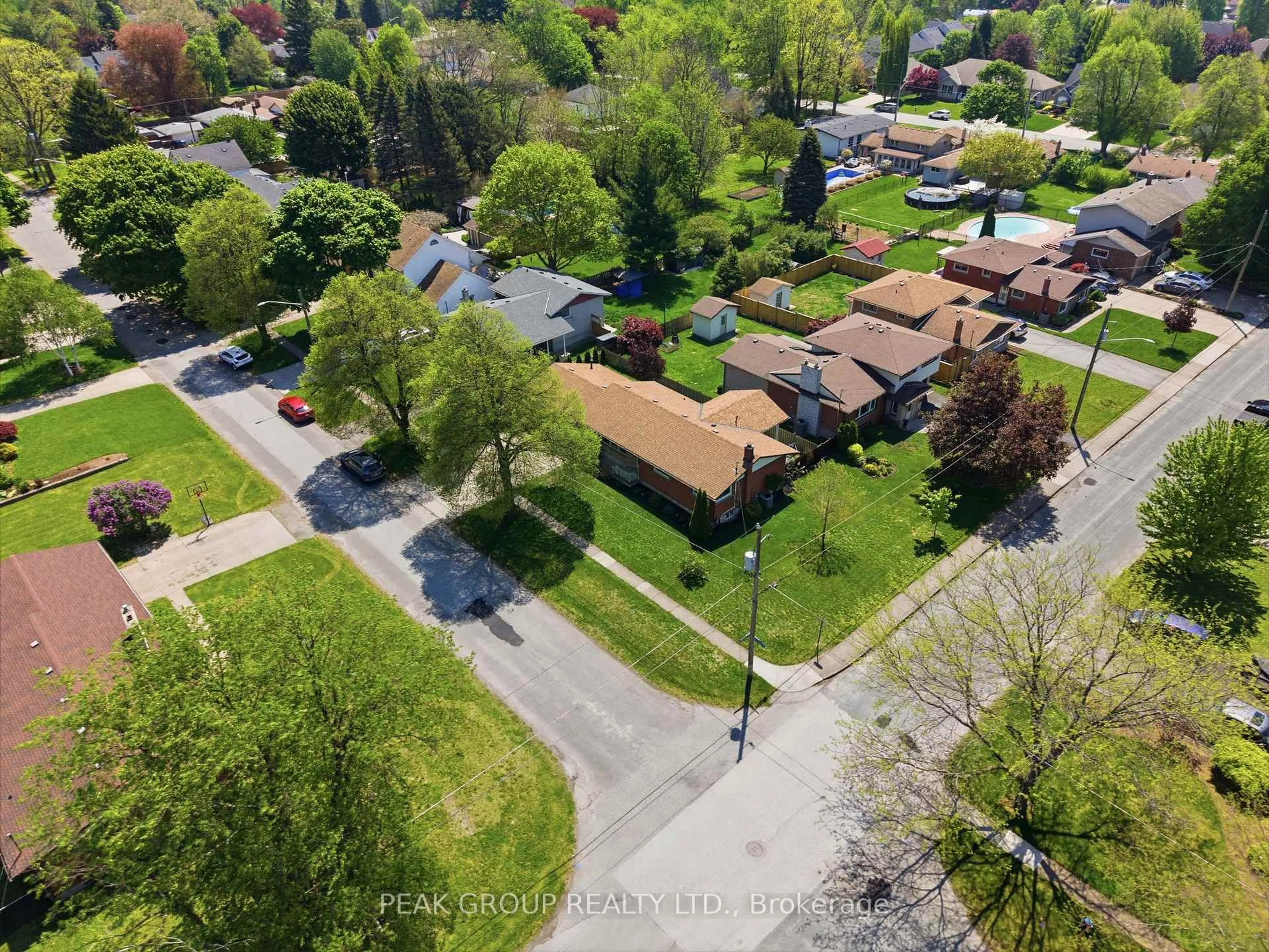 A pic from outside/outdoor area/front of a property/back of a property/a pic from drone, street for 6408 Gore St, Niagara Falls Ontario L2J 1X8