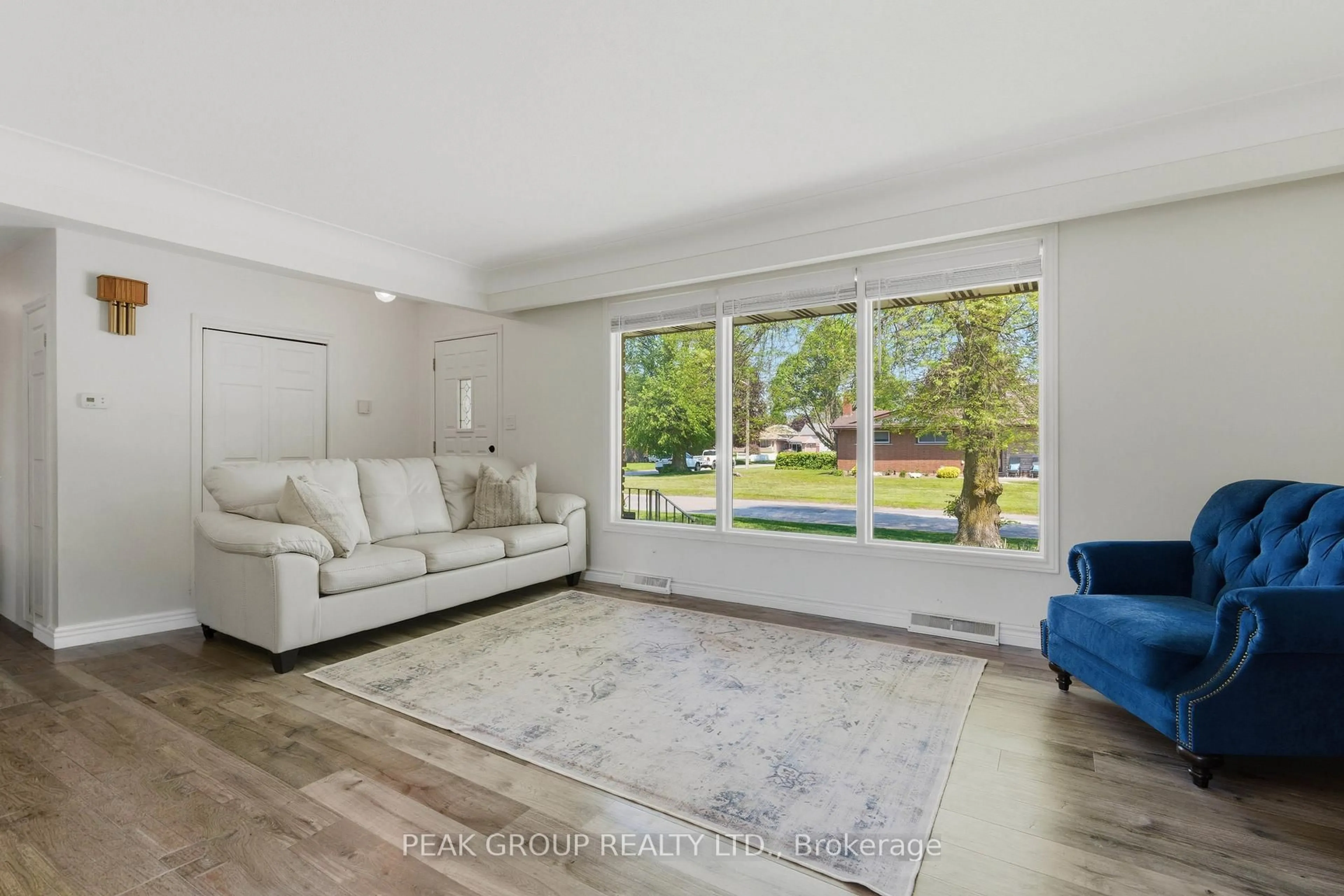 Living room with furniture, unknown for 6408 Gore St, Niagara Falls Ontario L2J 1X8