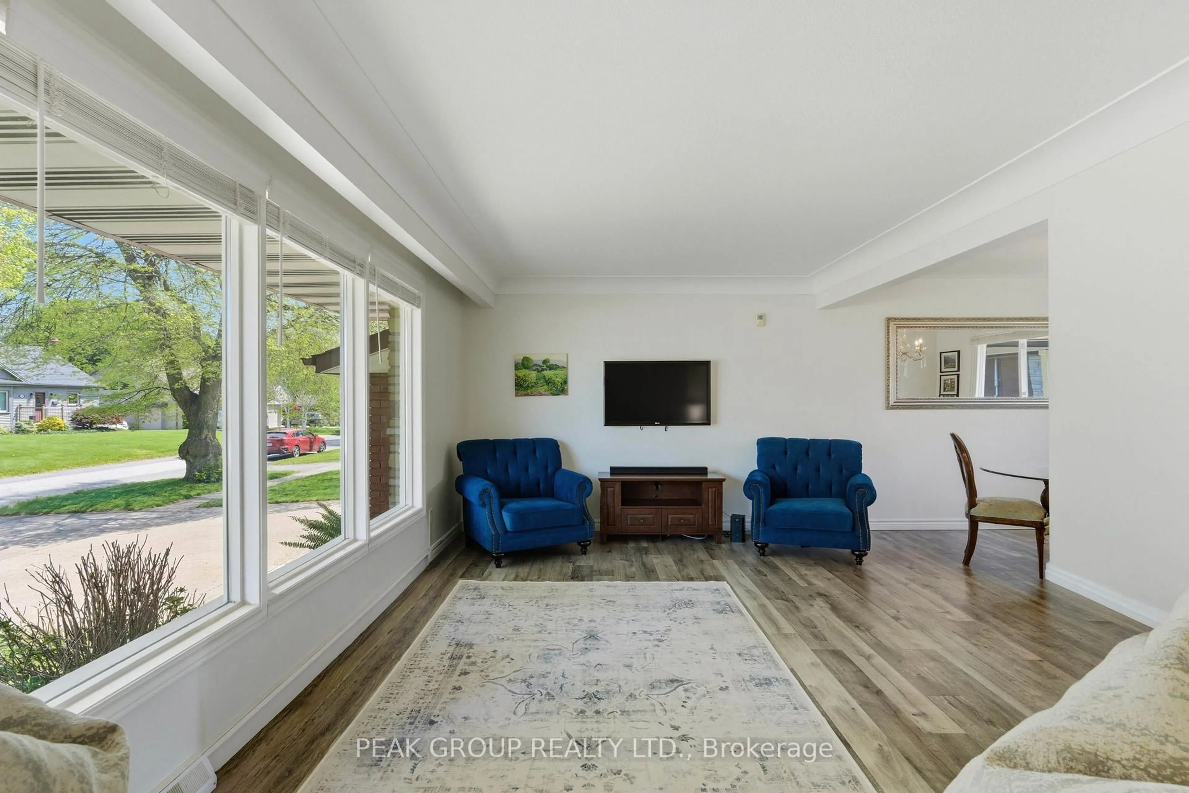 Living room with furniture, unknown for 6408 Gore St, Niagara Falls Ontario L2J 1X8