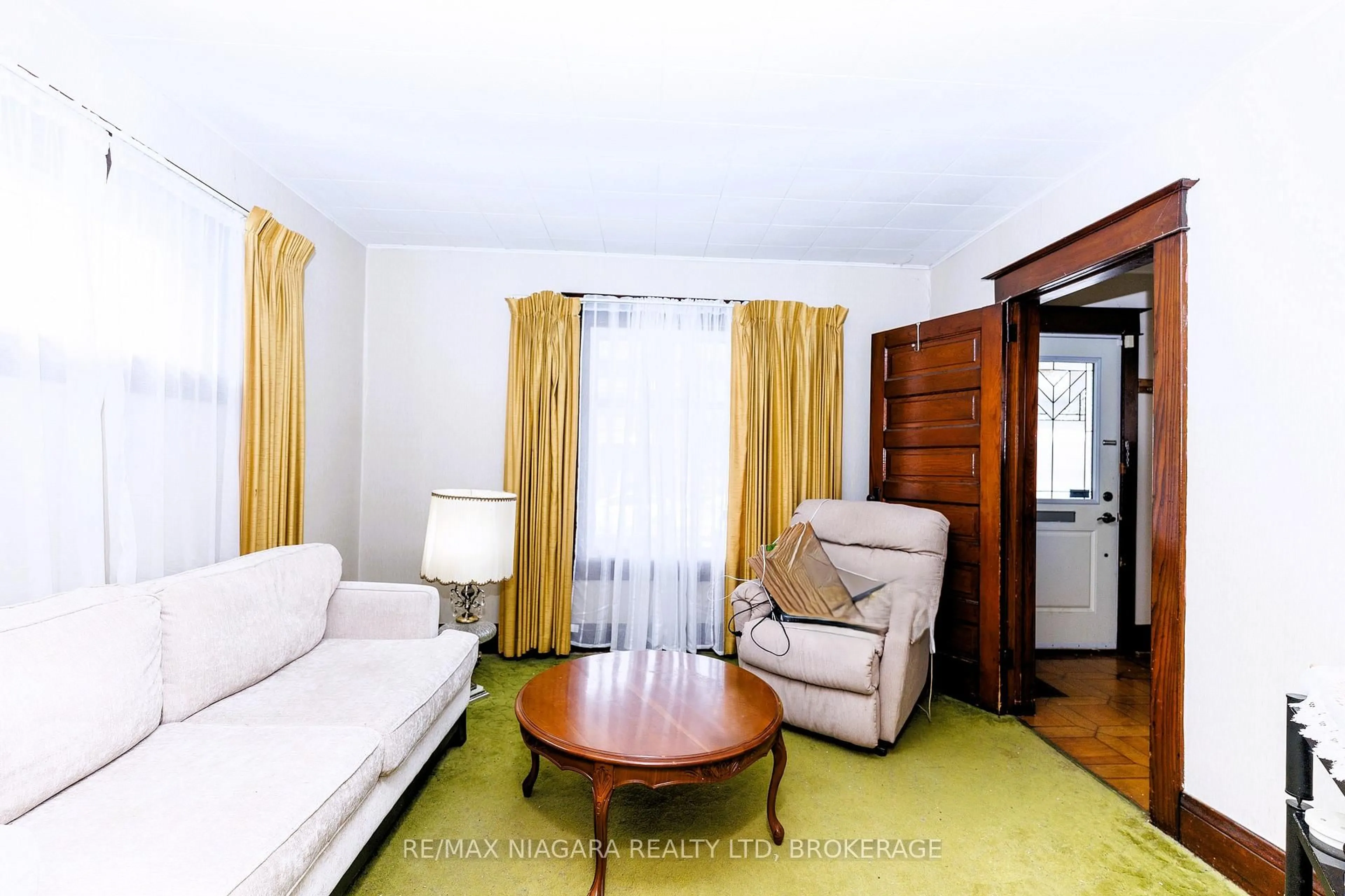 Living room with furniture, wood/laminate floor for 208 Hellems Ave, Welland Ontario L3B 3B7