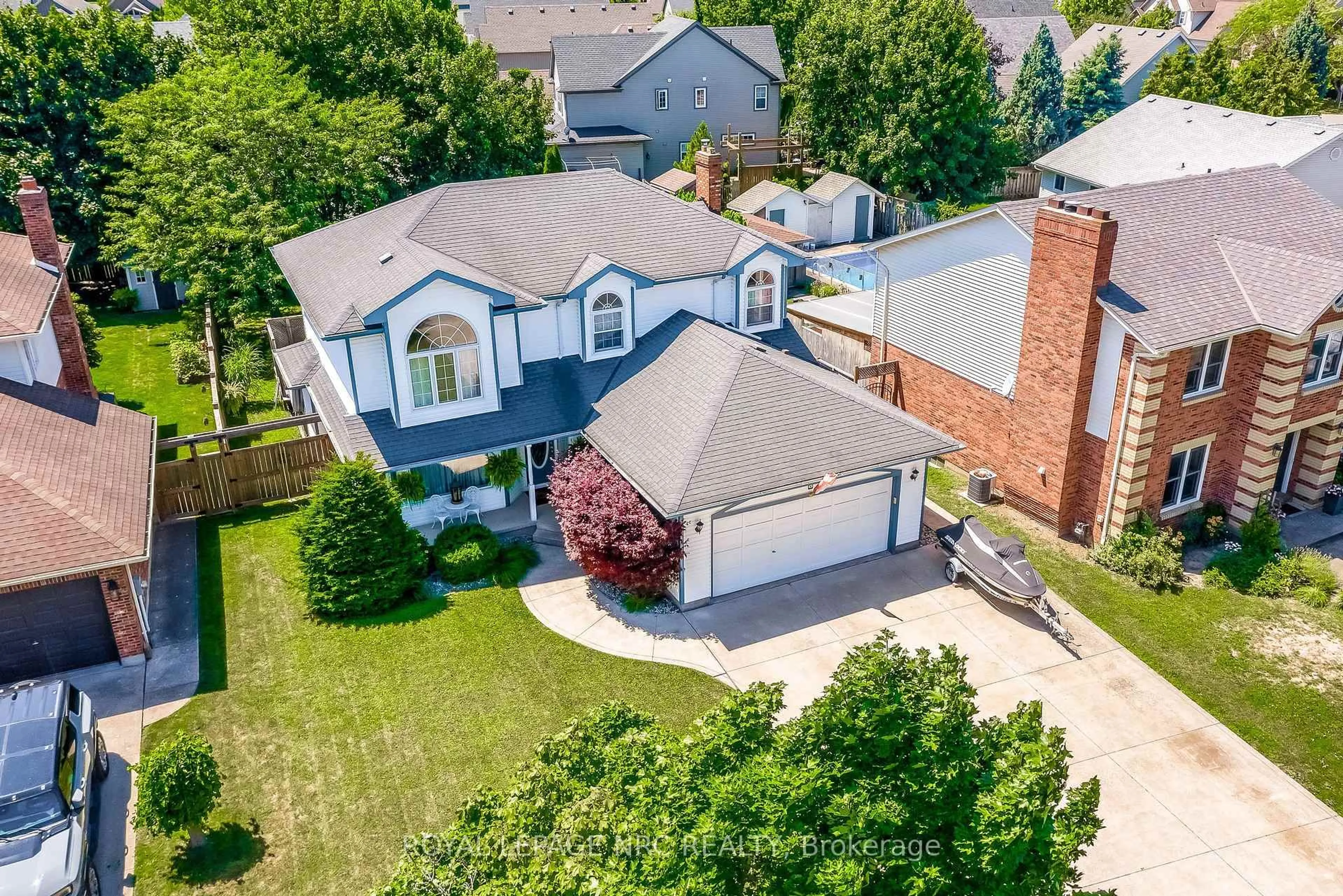 A pic from outside/outdoor area/front of a property/back of a property/a pic from drone, street for 8 Hearth Crt, Niagara-on-the-Lake Ontario L0S 1J0