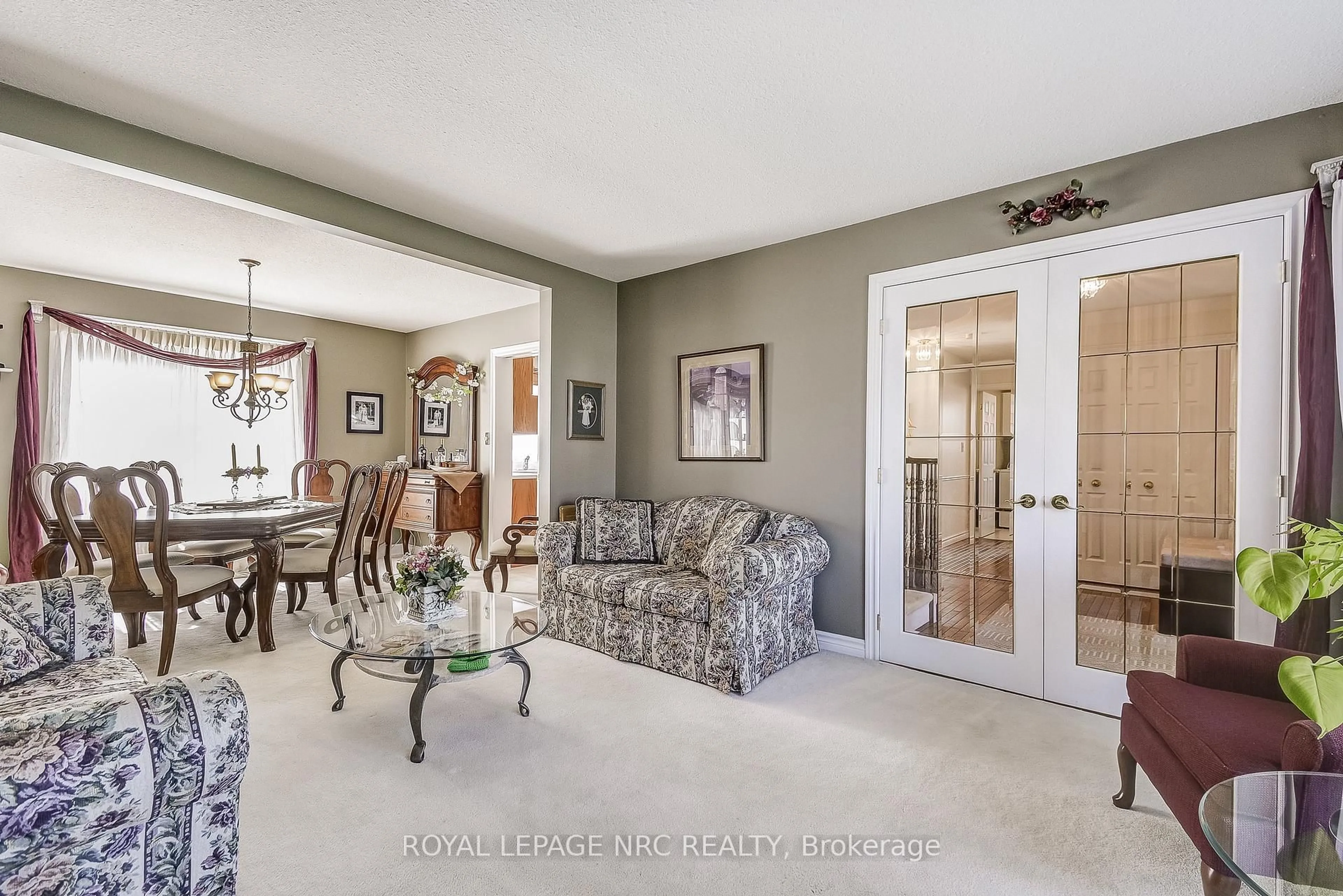 Living room with furniture, unknown for 8 Hearth Crt, Niagara-on-the-Lake Ontario L0S 1J0