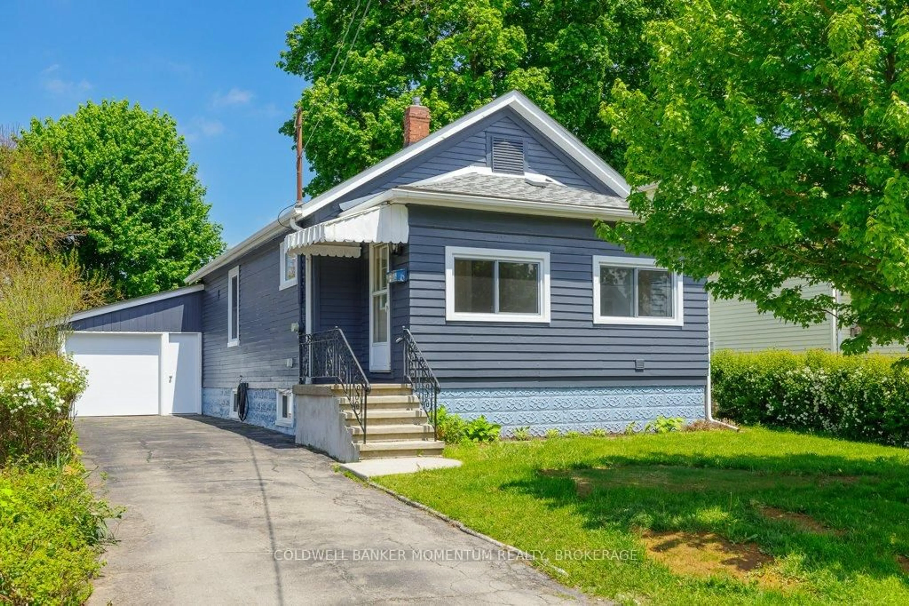 Home with vinyl exterior material, street for 6437 Culp St, Niagara Falls Ontario L2G 2C2