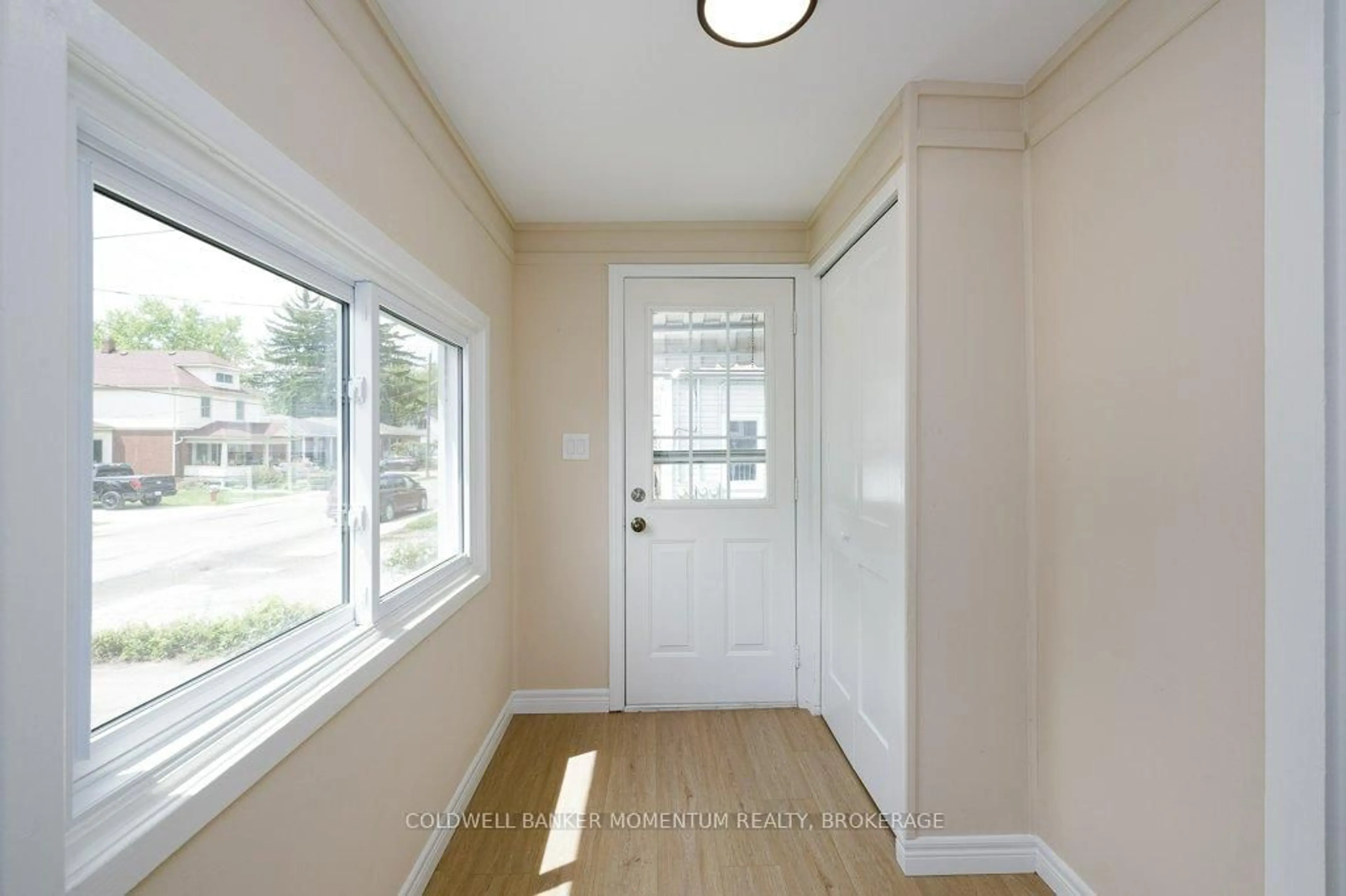 Indoor entryway for 6437 Culp St, Niagara Falls Ontario L2G 2C2