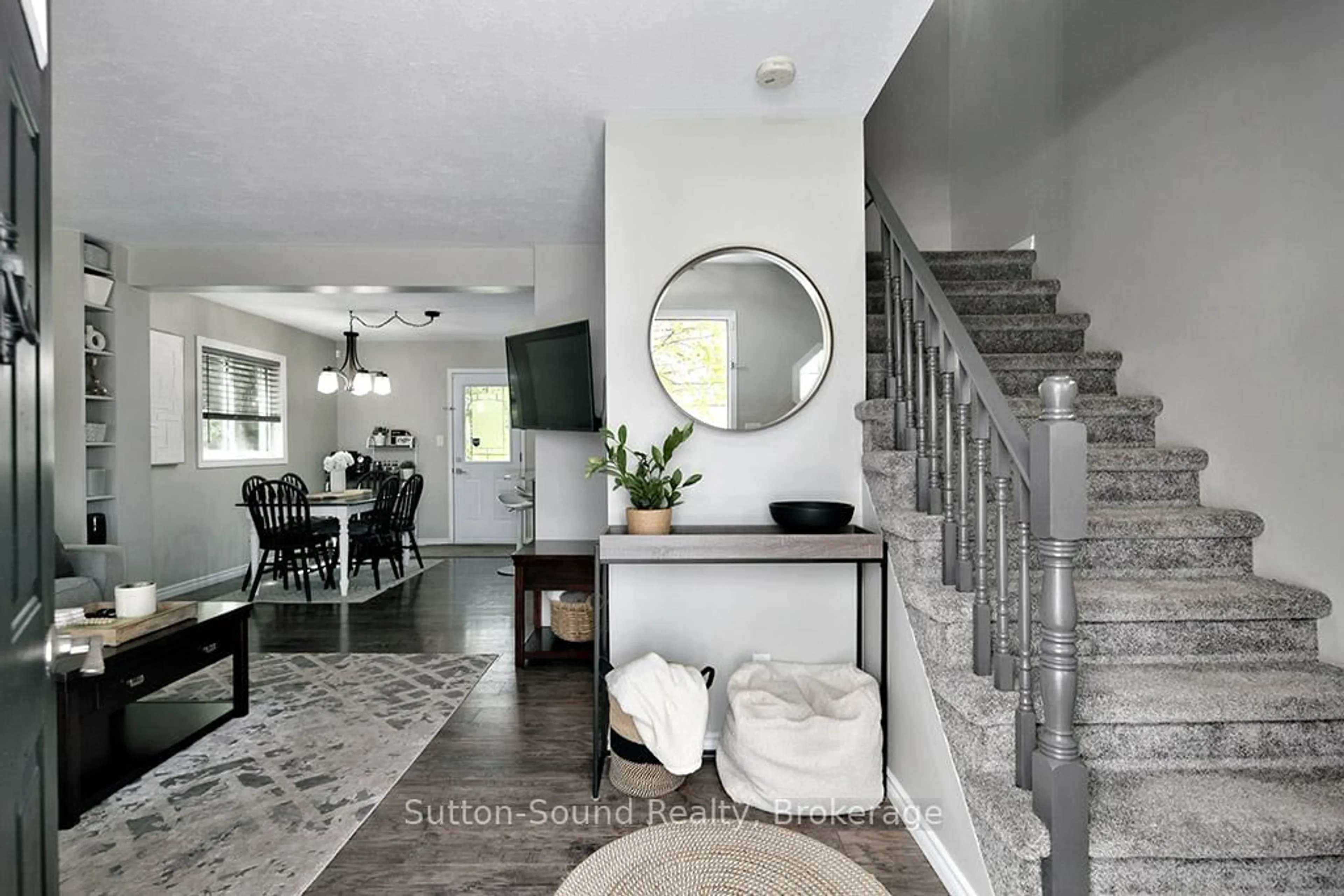 Indoor entryway for 2326 4th Ave, Owen Sound Ontario N4K 4Y8