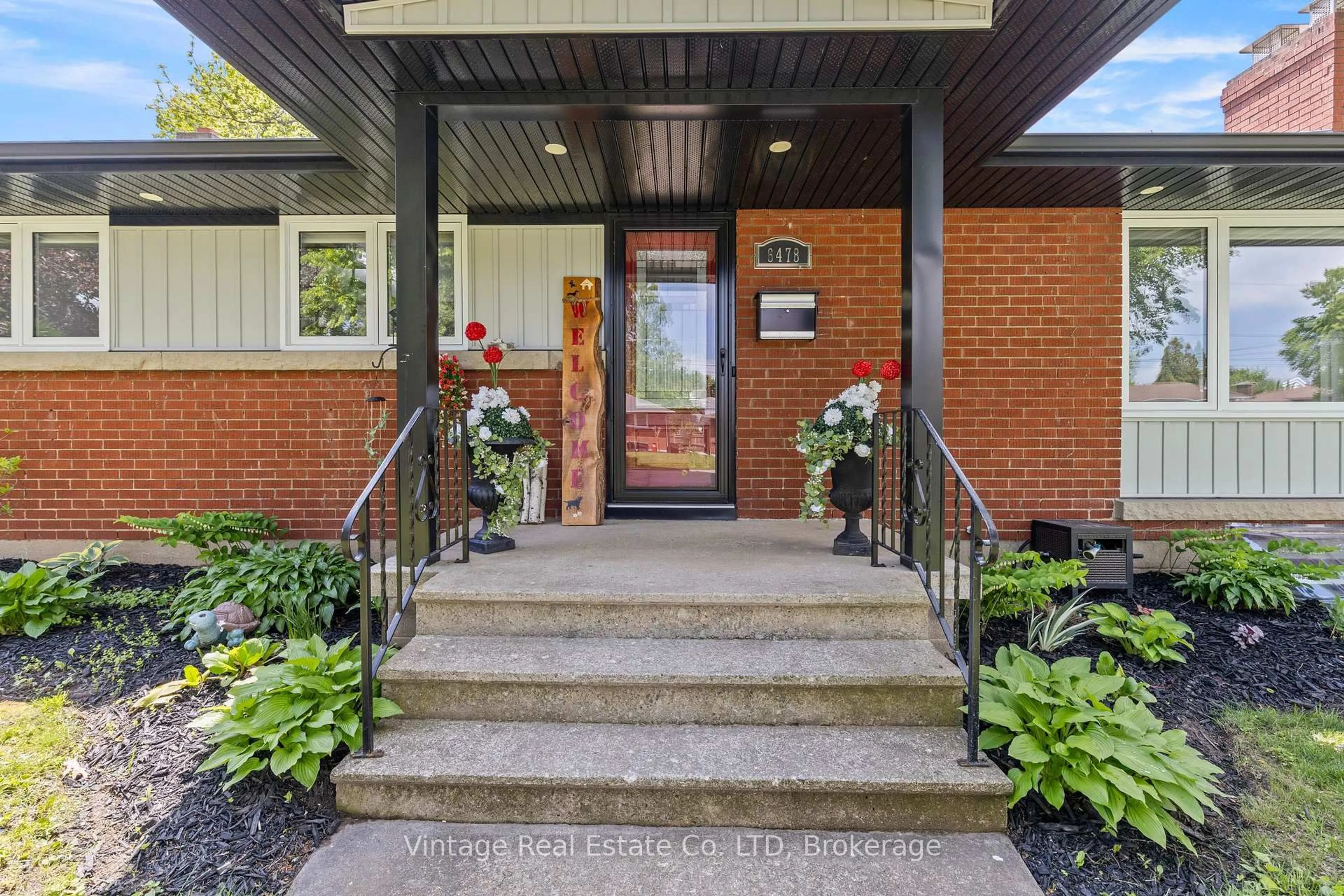 Indoor entryway for 6478 Russell St, Niagara Falls Ontario L2J 1P5