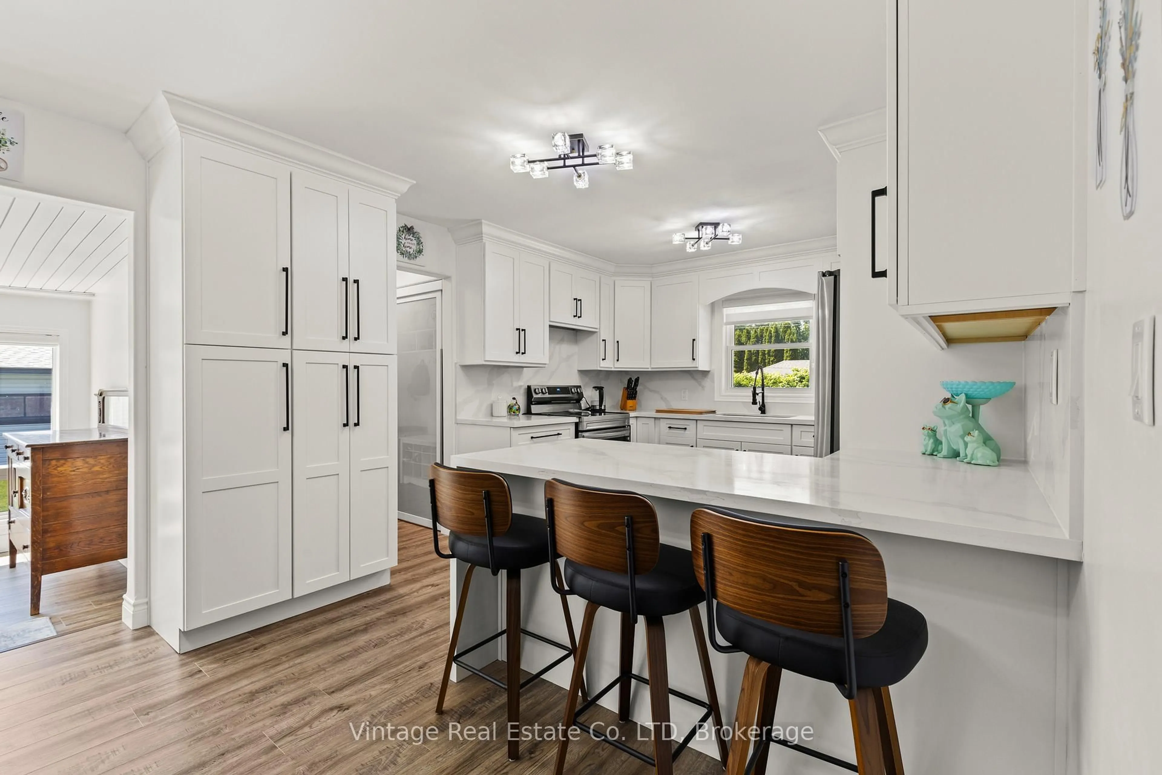 Open concept kitchen, ceramic/tile floor for 6478 Russell St, Niagara Falls Ontario L2J 1P5