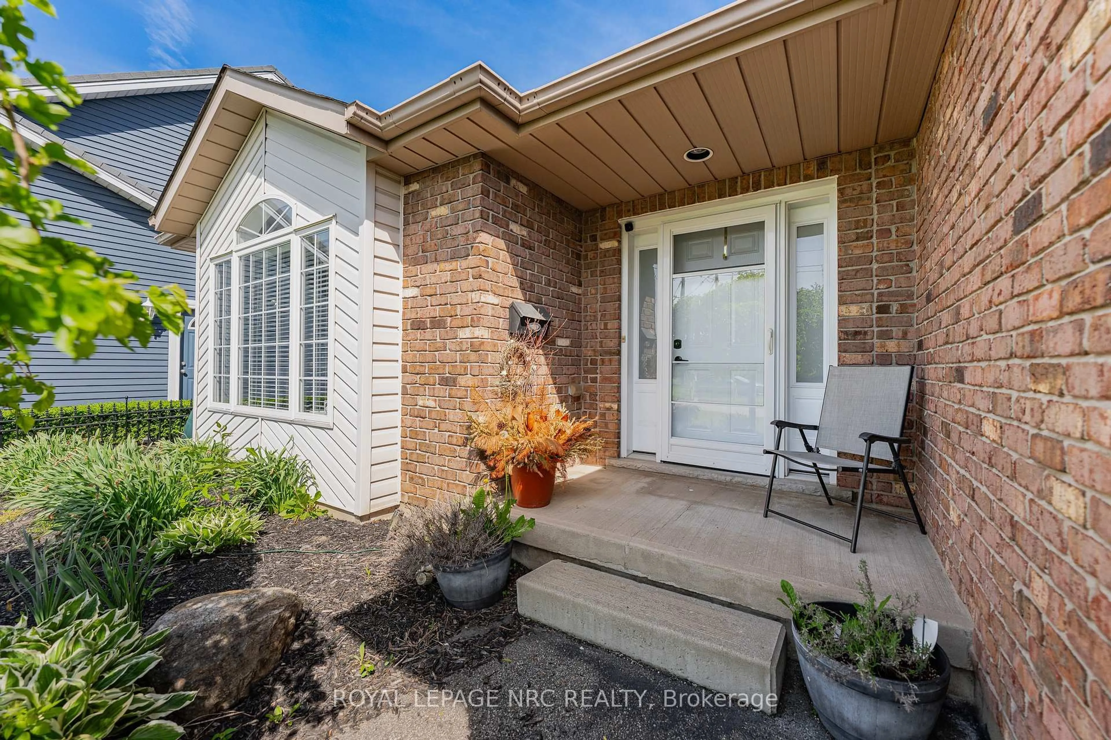 Indoor entryway for 1052 Vansickle Rd, St. Catharines Ontario L2S 2X3