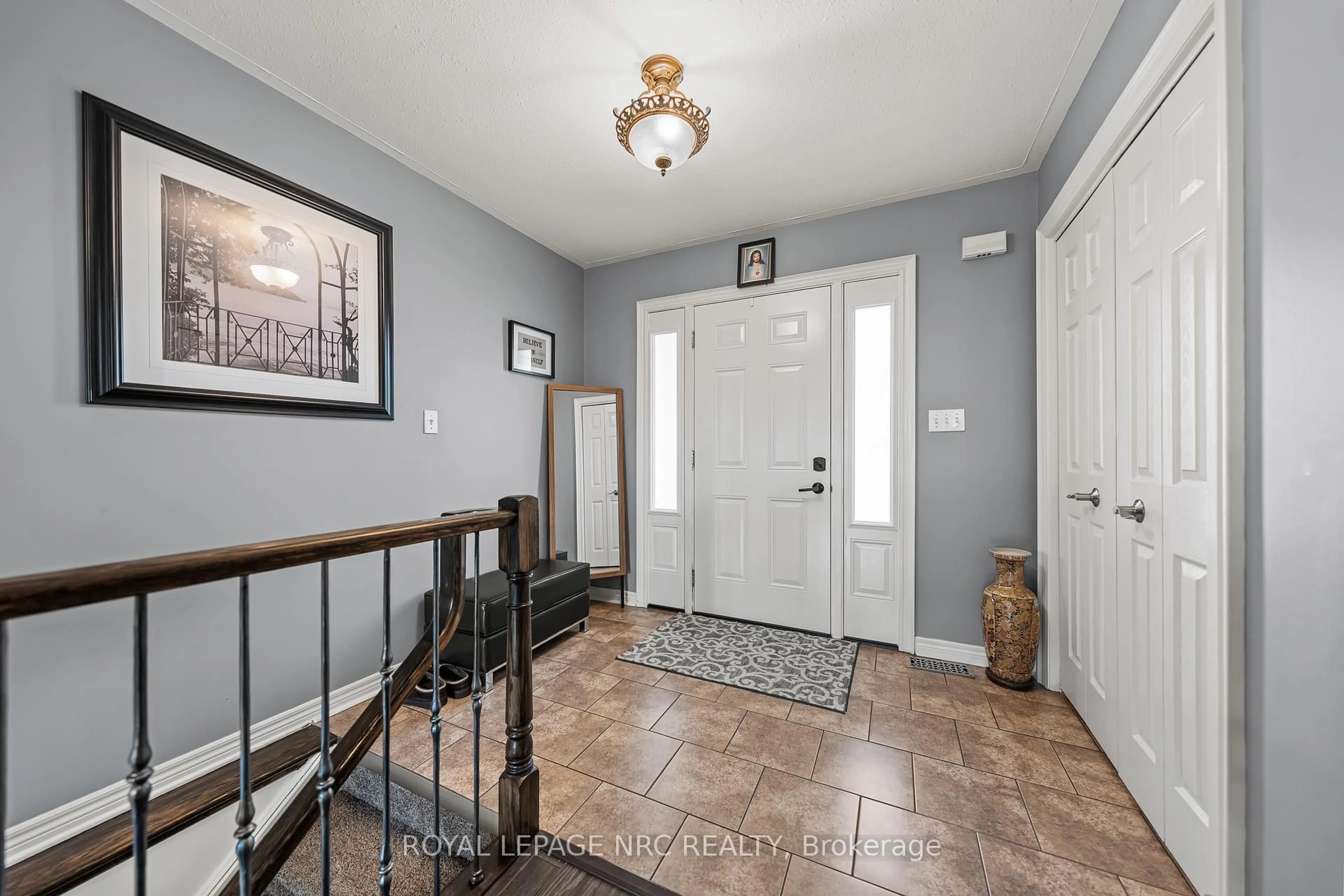 Indoor entryway for 1052 Vansickle Rd, St. Catharines Ontario L2S 2X3
