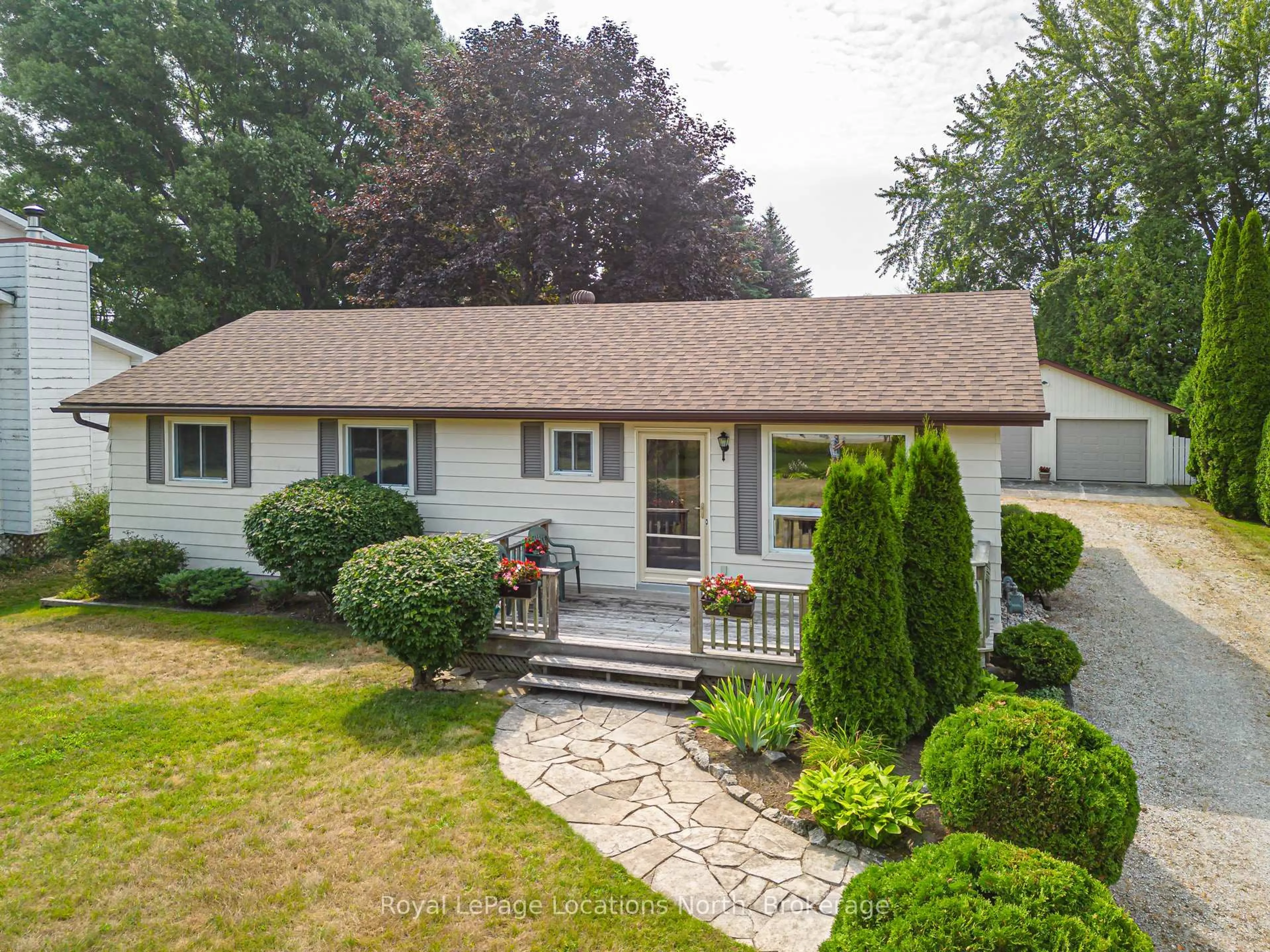 A pic from outside/outdoor area/front of a property/back of a property/a pic from drone, street for 132 Matilda St, Blue Mountains Ontario N0H 1J0