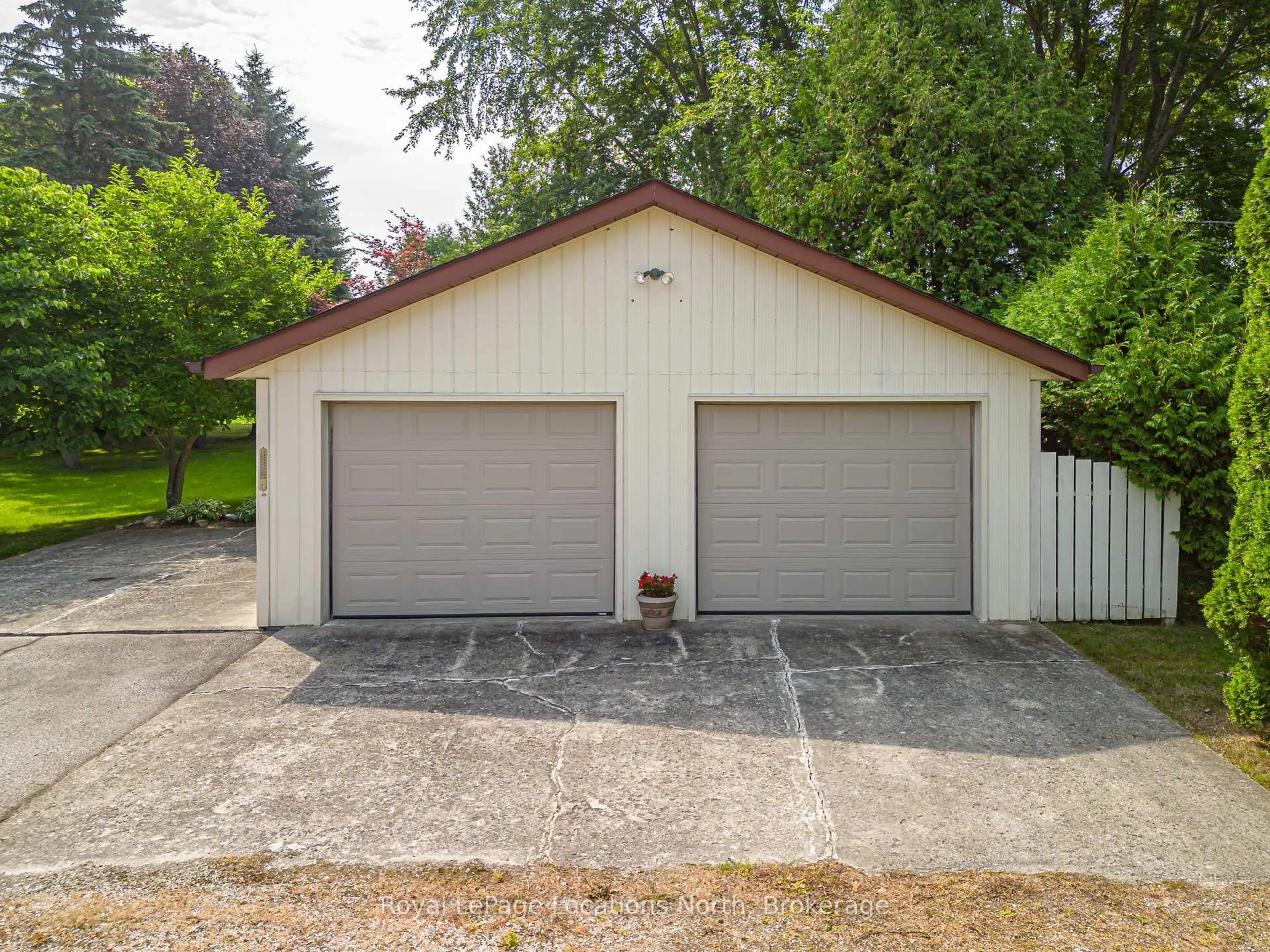 Indoor garage for 132 Matilda St, Blue Mountains Ontario N0H 1J0
