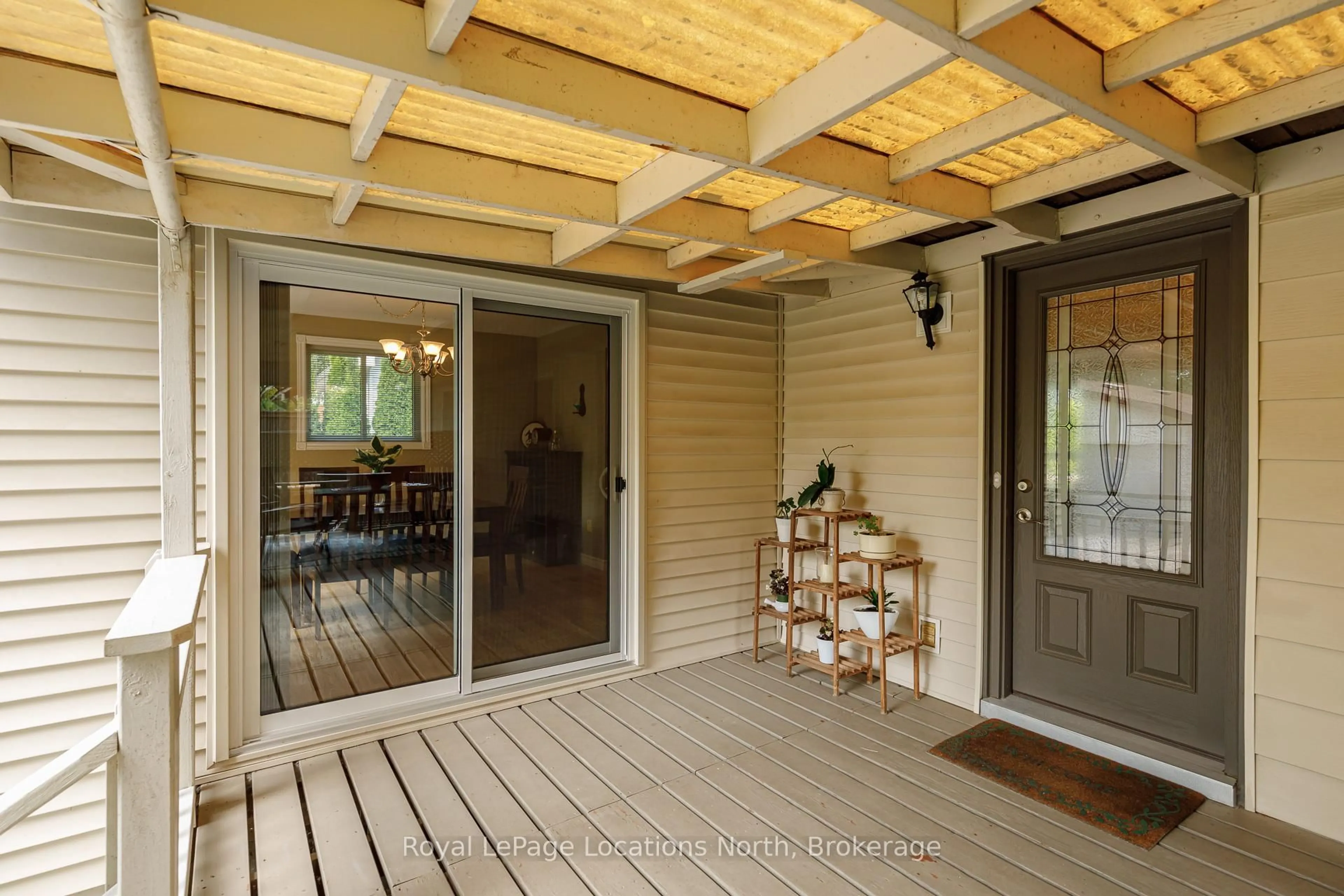 Indoor entryway for 132 Matilda St, Blue Mountains Ontario N0H 1J0