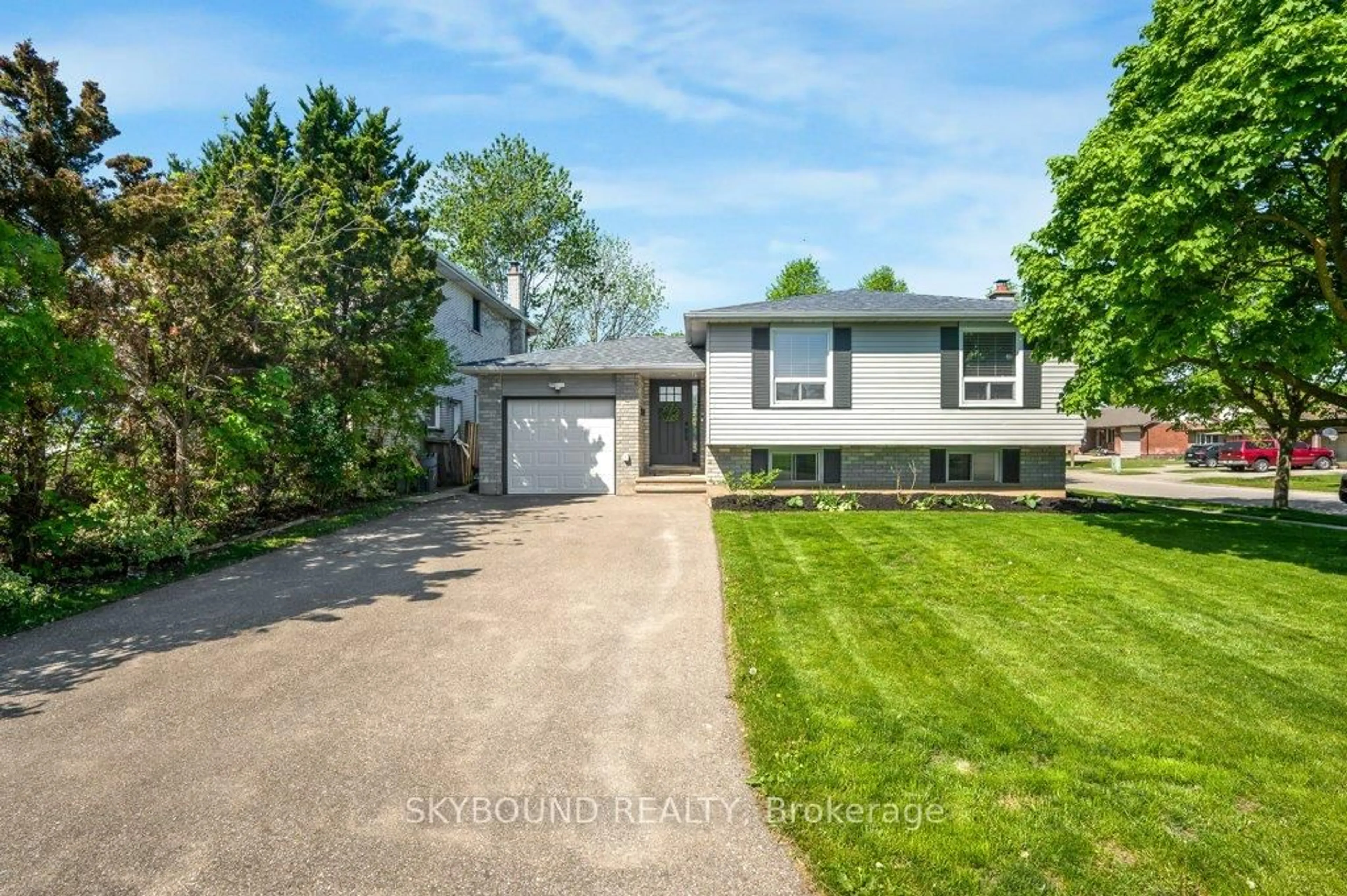 A pic from outside/outdoor area/front of a property/back of a property/a pic from drone, street for 2 Pacer Crt, Brantford Ontario N3P 1N5