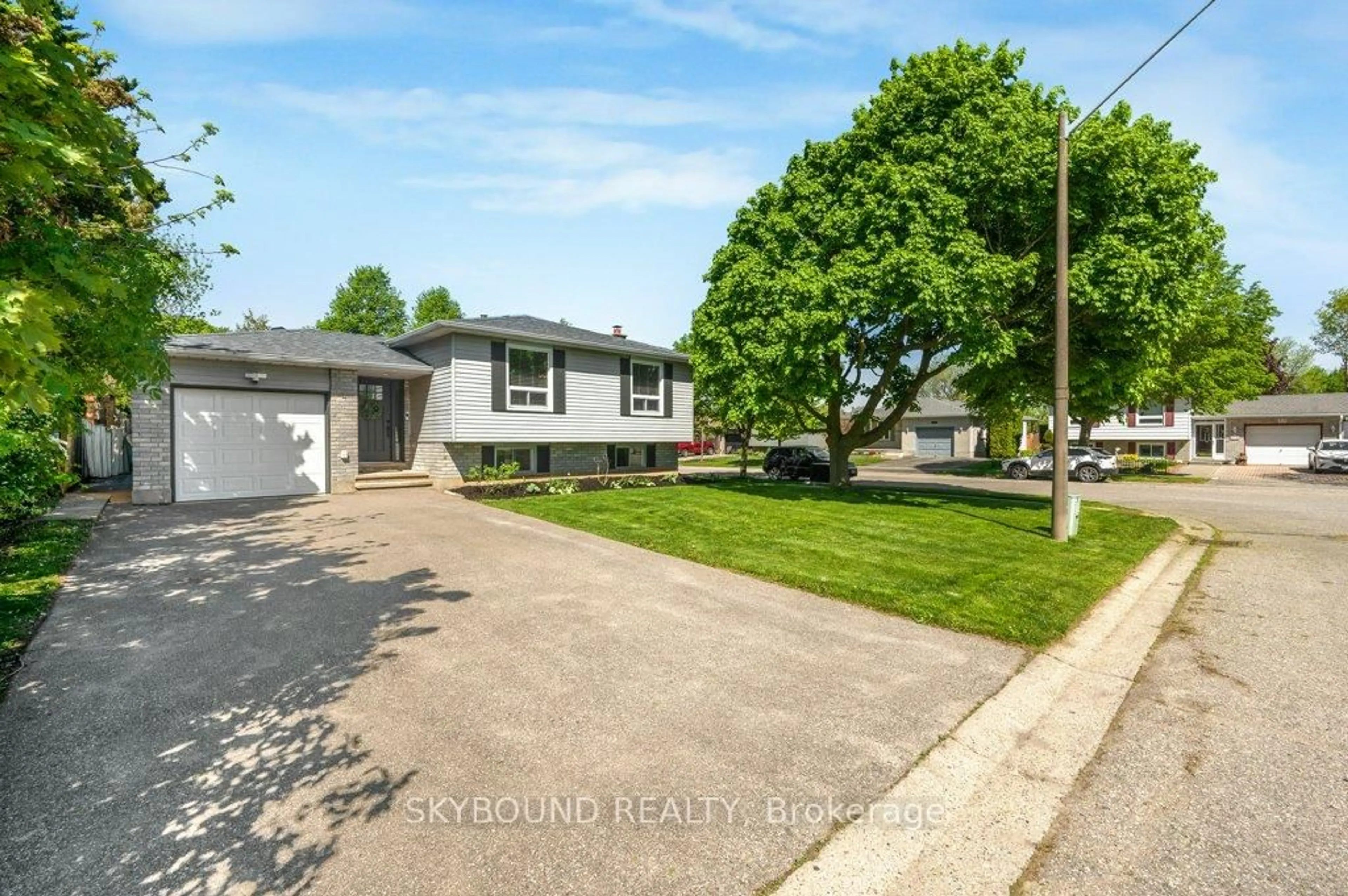 A pic from outside/outdoor area/front of a property/back of a property/a pic from drone, street for 2 Pacer Crt, Brantford Ontario N3P 1N5
