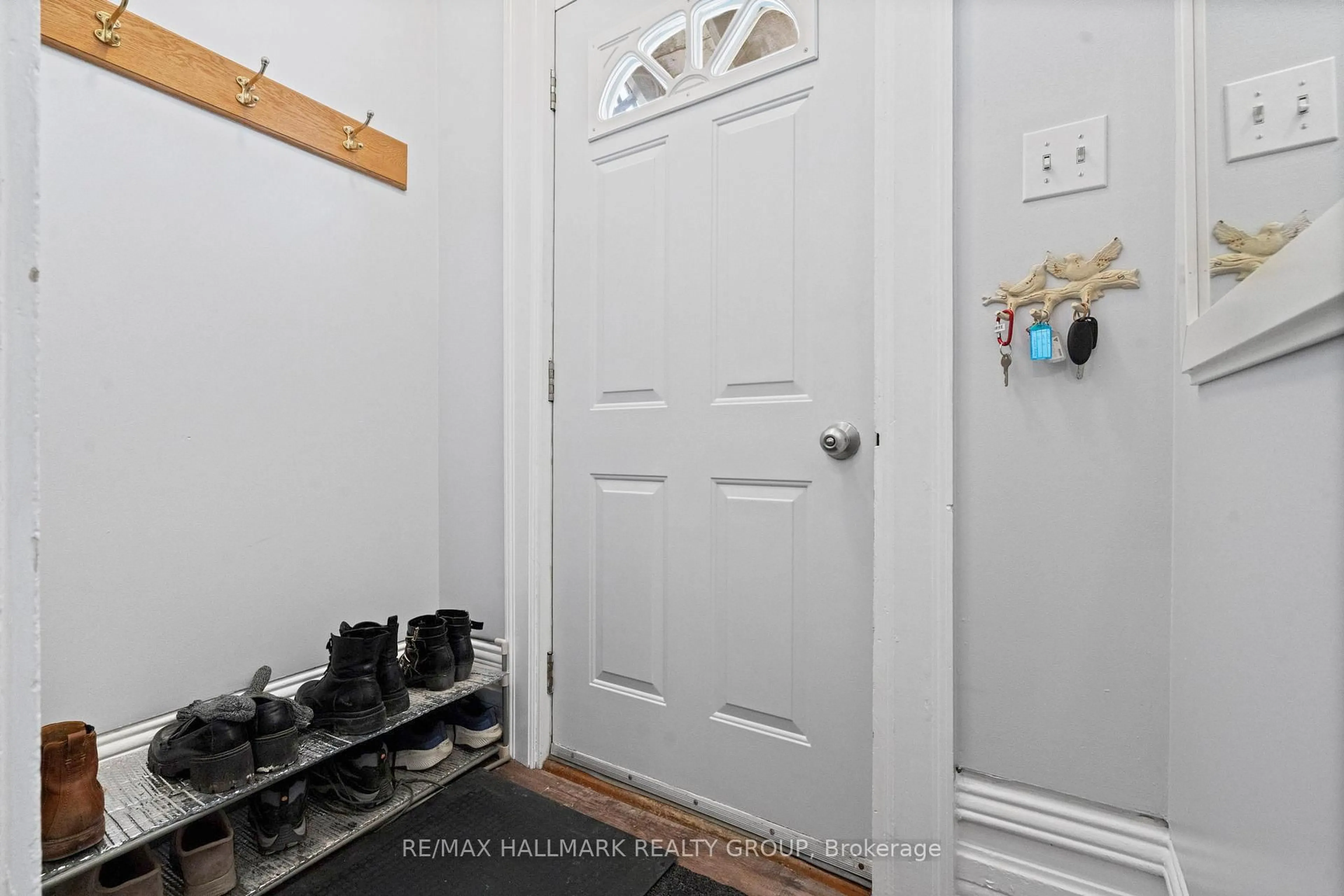 Indoor entryway for 58-60 Louisa St, Ottawa Ontario K1R 6Y8