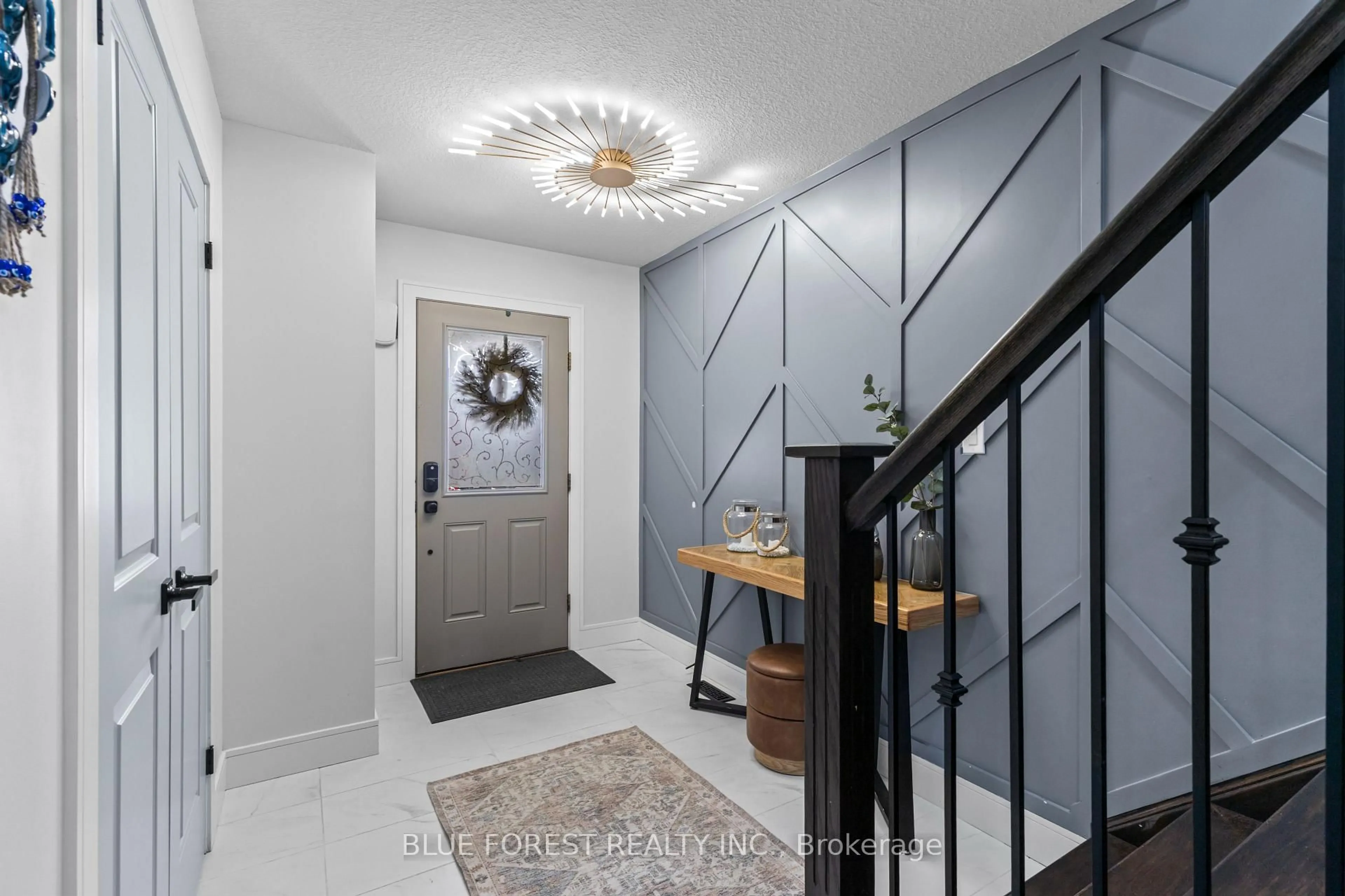 Indoor entryway for 3293 Casson Way, London South Ontario N6L 0B9