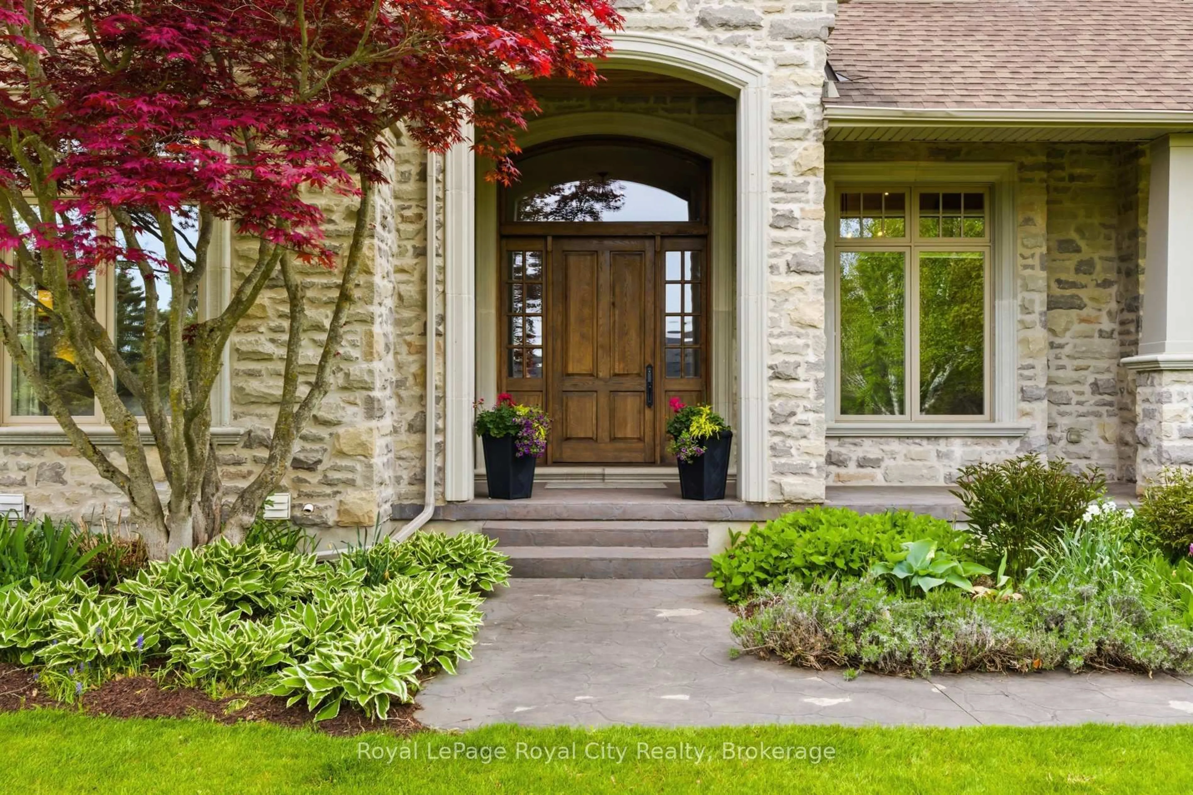 Indoor entryway for 54 Bridle Path, Puslinch Ontario N0B 2J0