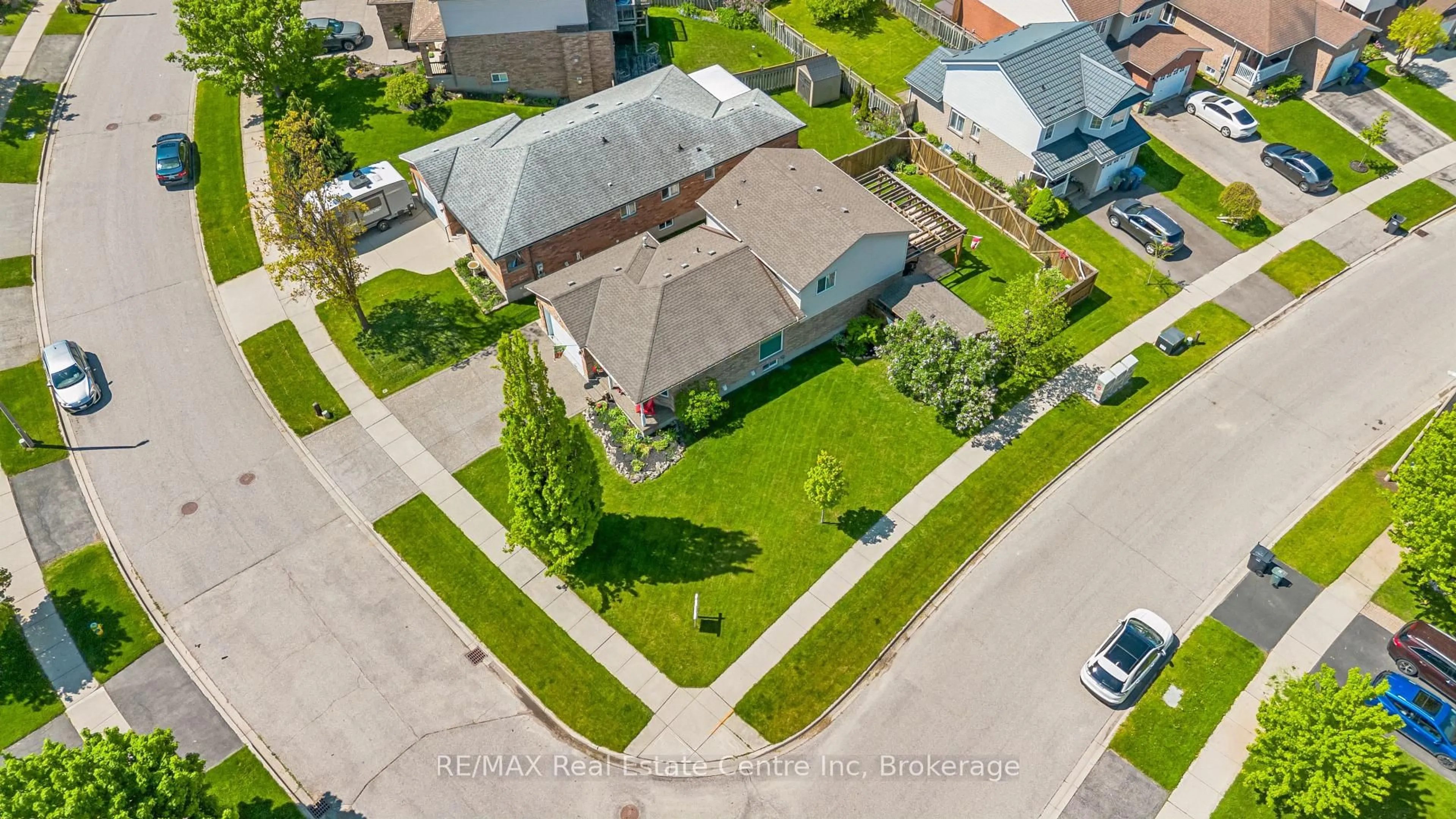 A pic from outside/outdoor area/front of a property/back of a property/a pic from drone, street for 76 Abbeywood Cres, Guelph Ontario N1K 1V3